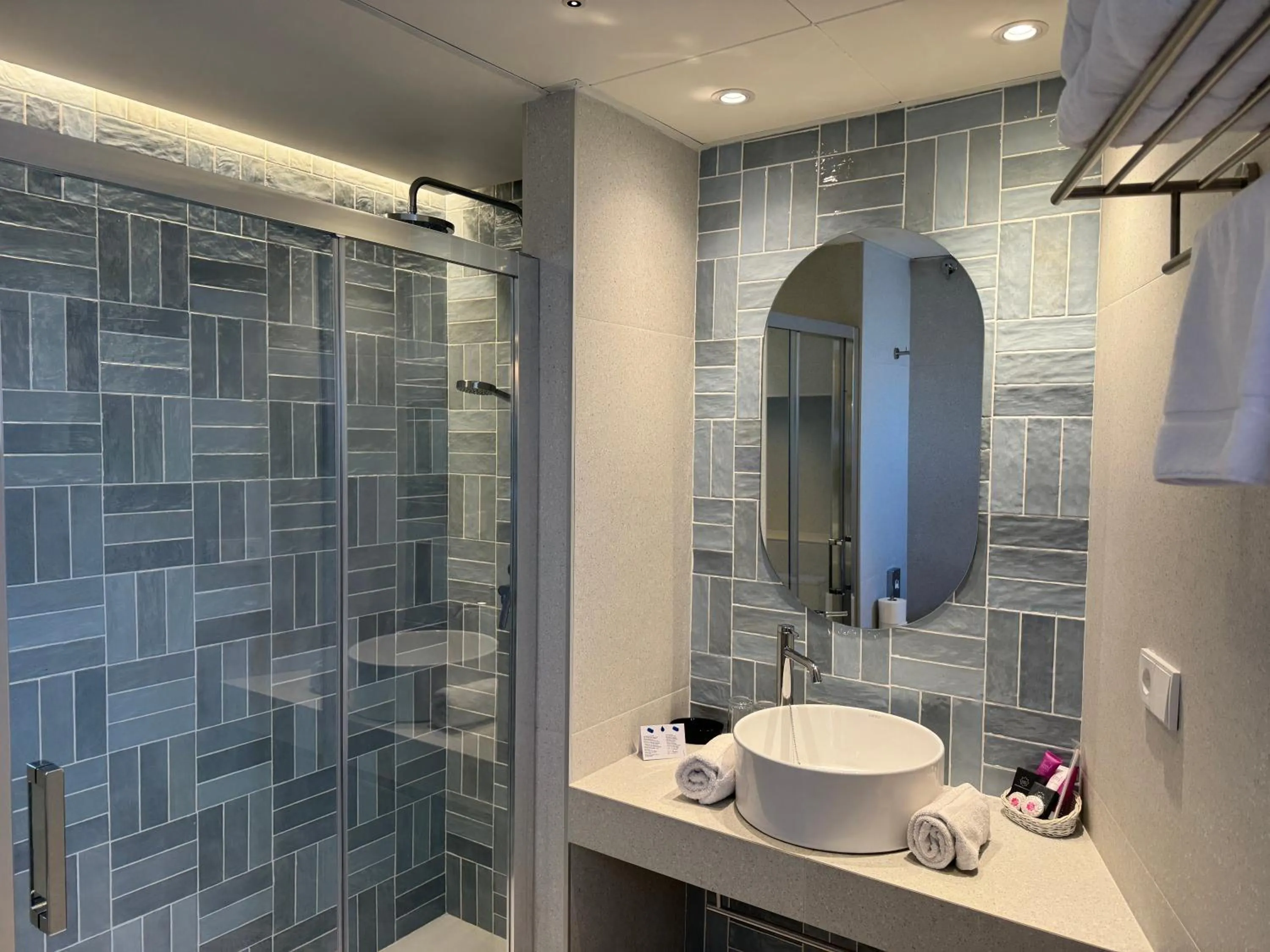 Shower in Hotel Plaza Cavana