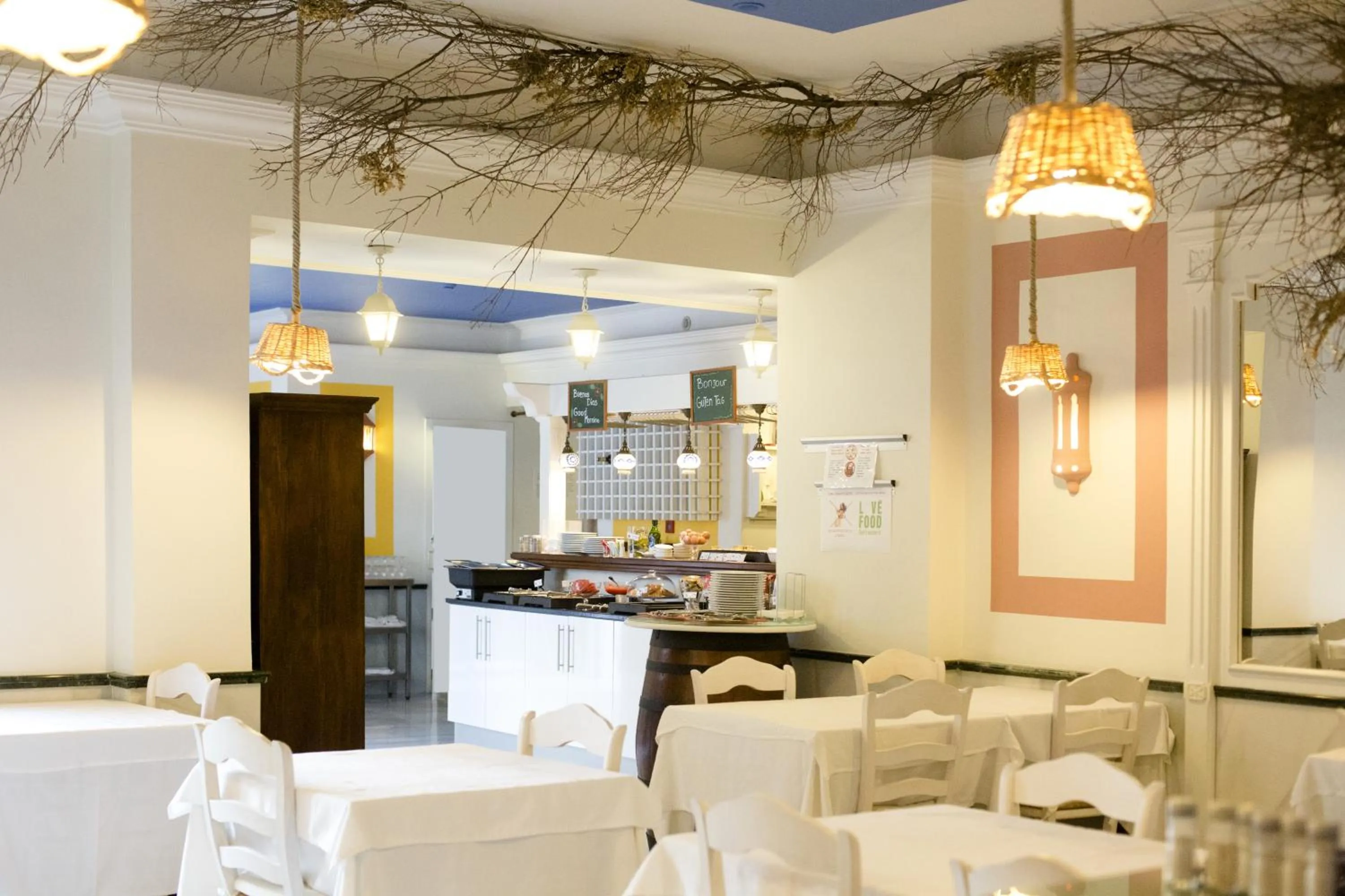 Restaurant/places to eat in Hotel Plaza Cavana