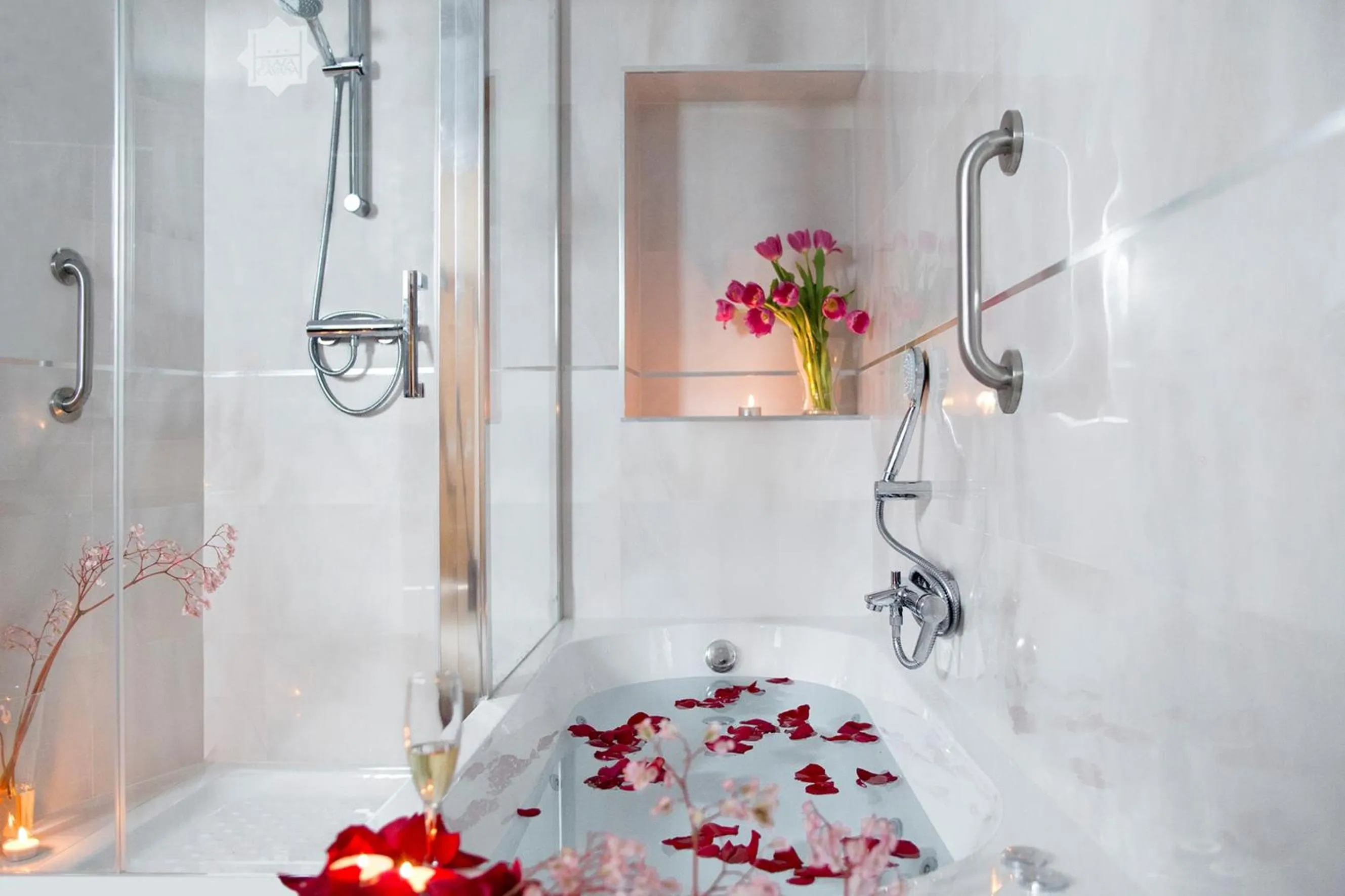 Bathroom, Bed in Hotel Plaza Cavana