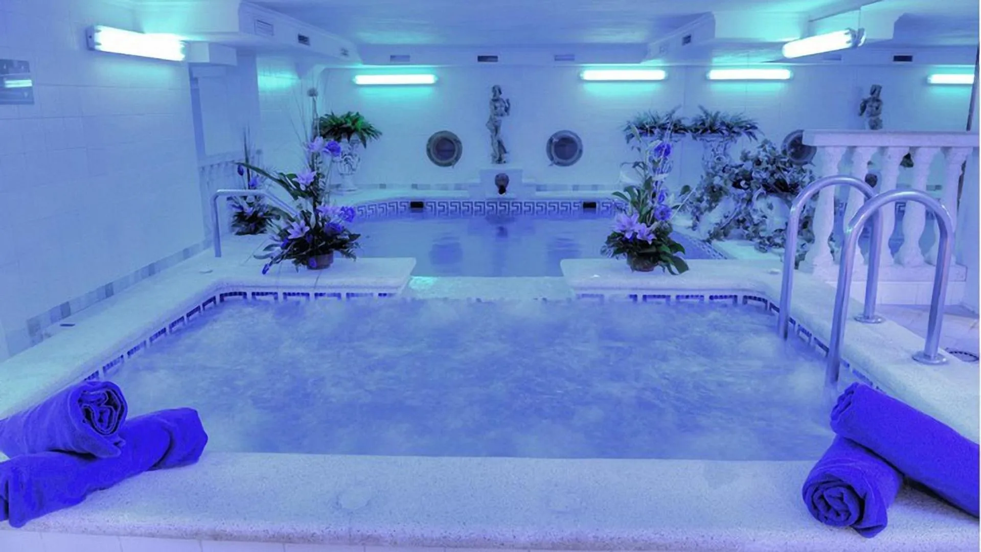 Hot Tub in Hotel & Spa Entremares