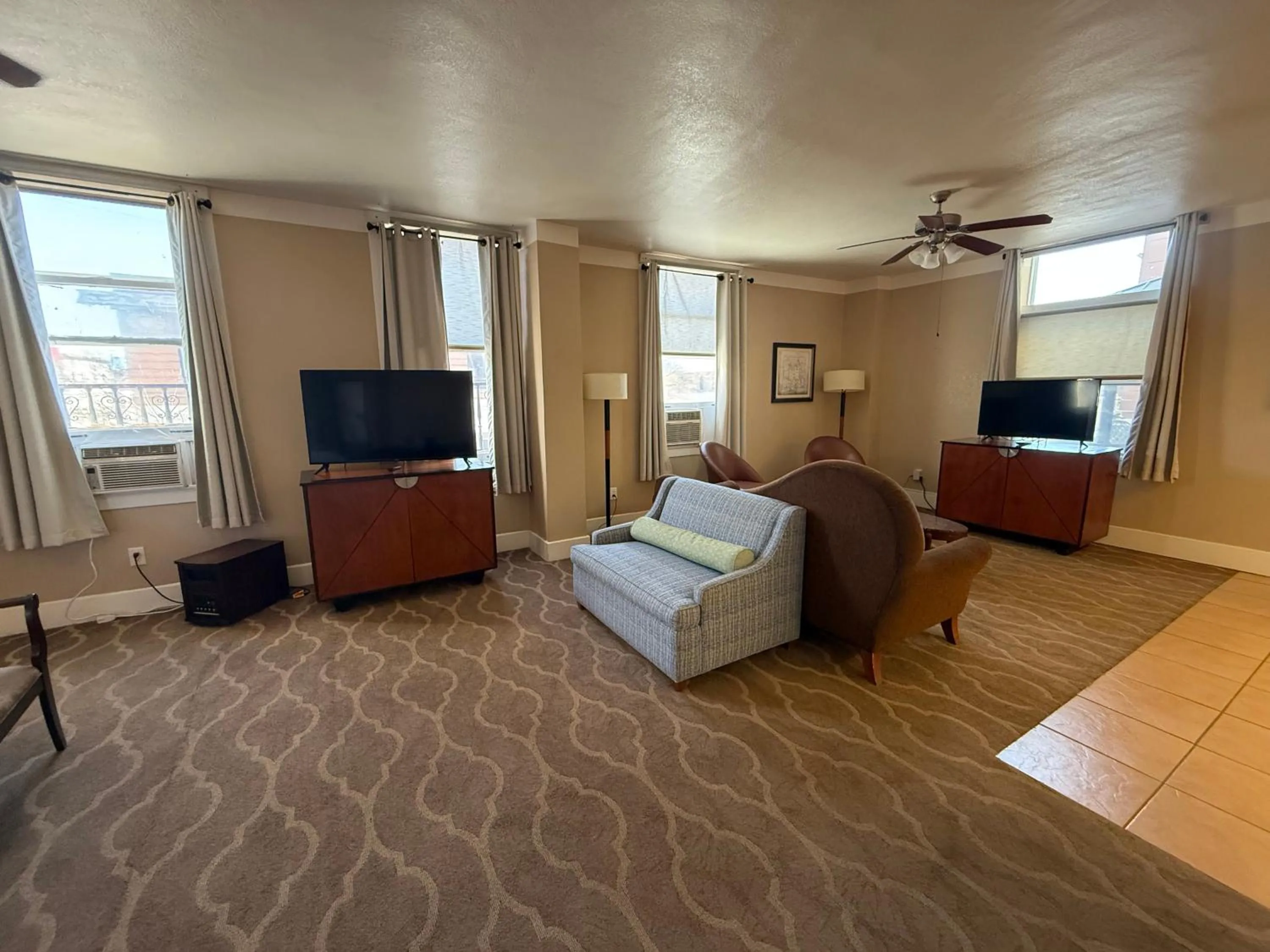 Living room, Bed in The Gadsden Hotel