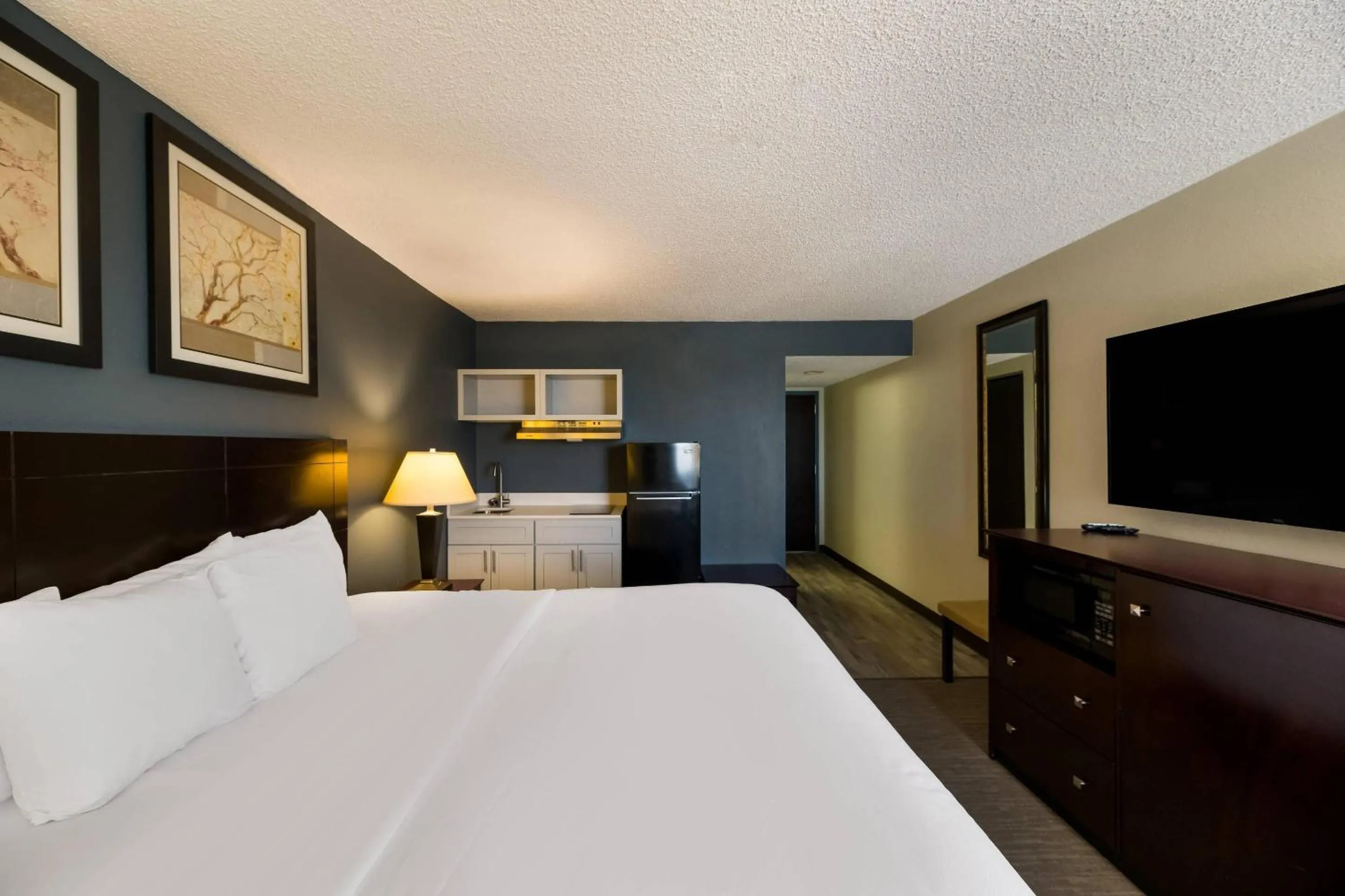 Bedroom, Bed in Suburban Studios San Angelo near Convention Center