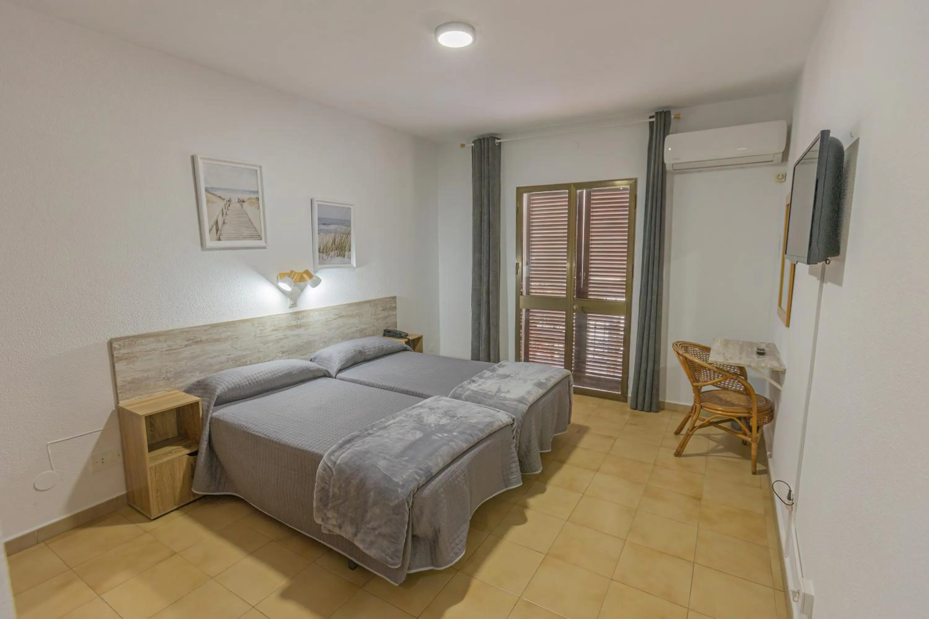 Photo of the whole room, Bed in Hotel Tres Jotas Conil