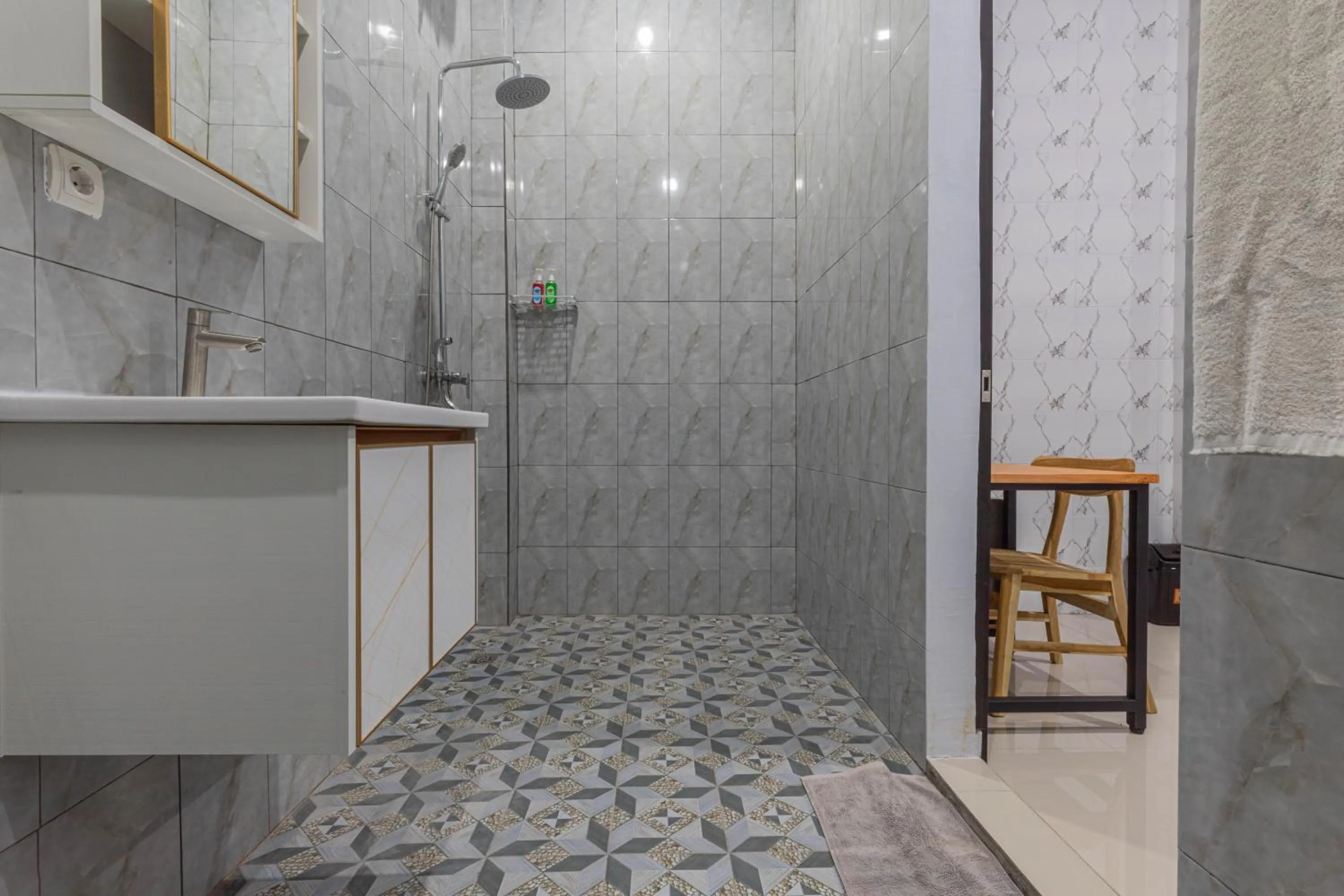 Shower in Bali DD homestay seminyak