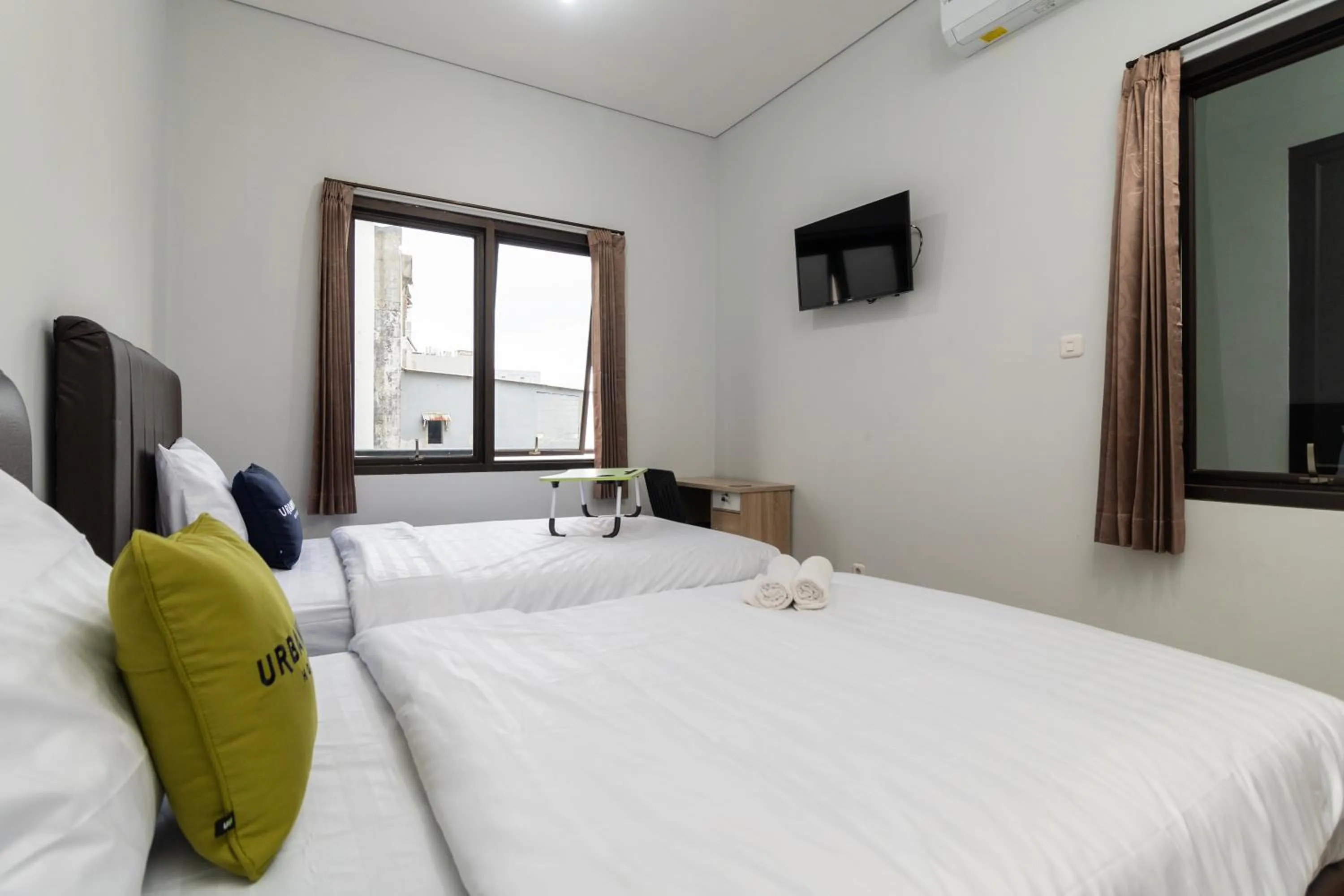 Bedroom, Bed in Urbanview Hotel Pasar Baru Jakarta by RedDoorz