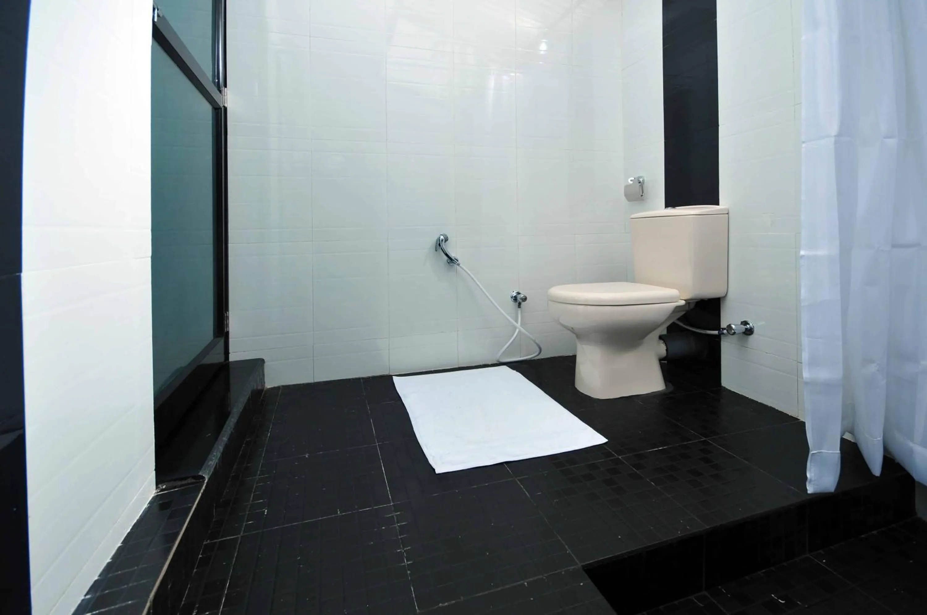 Toilet in The Lake by Maat Hotels