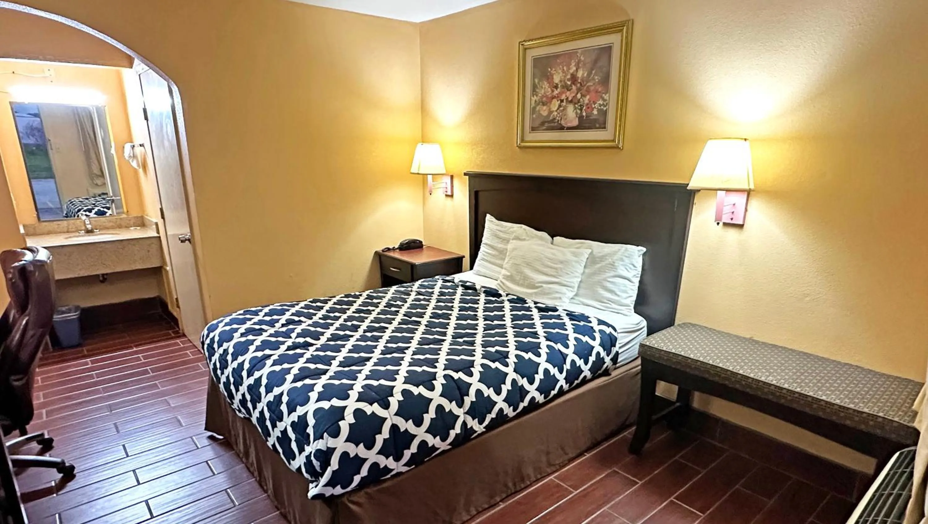 Bedroom, Bed in Apollo Lodge and RV Park