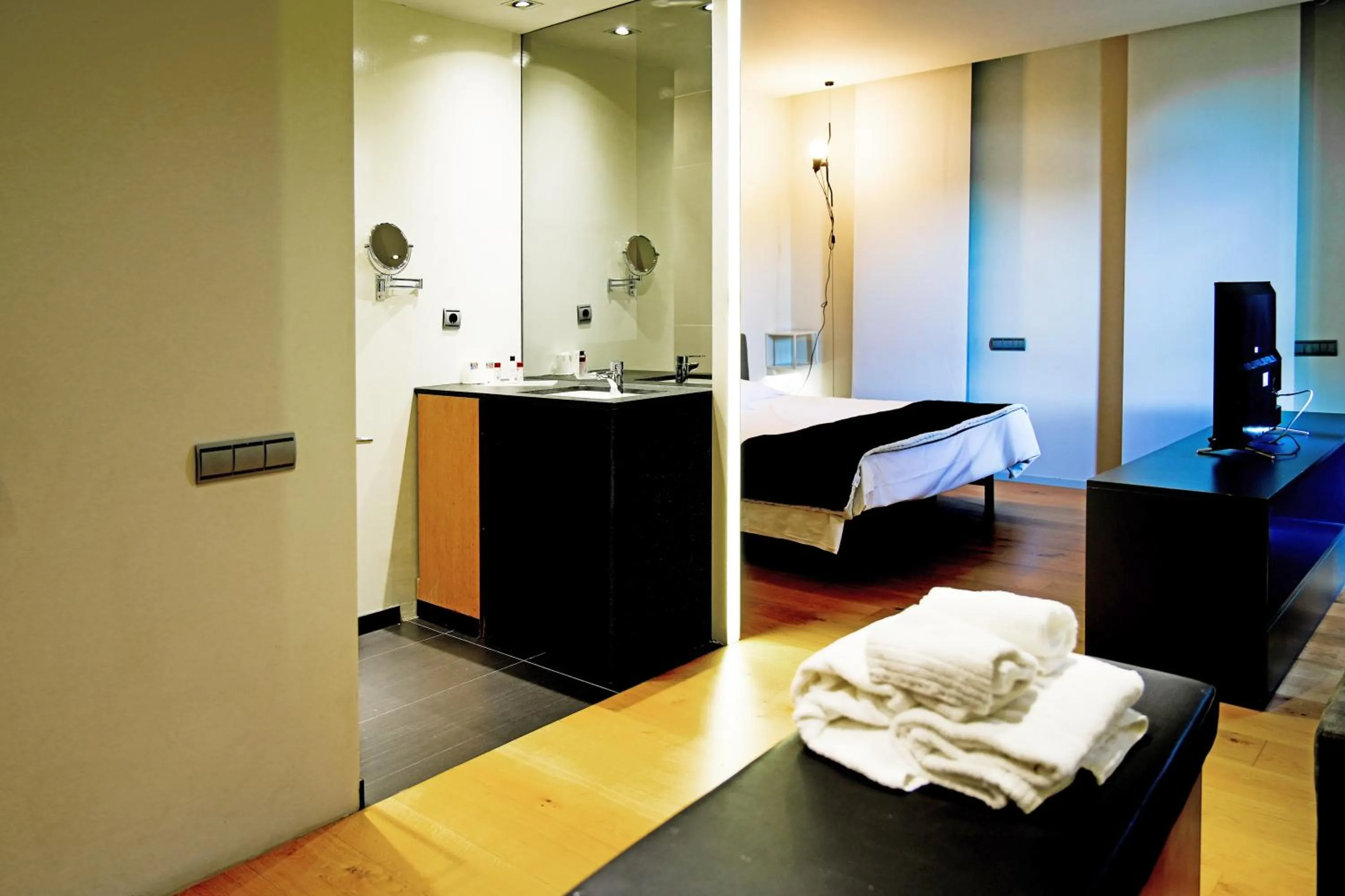 Photo of the whole room, Bed in Blu Hotel Almansa