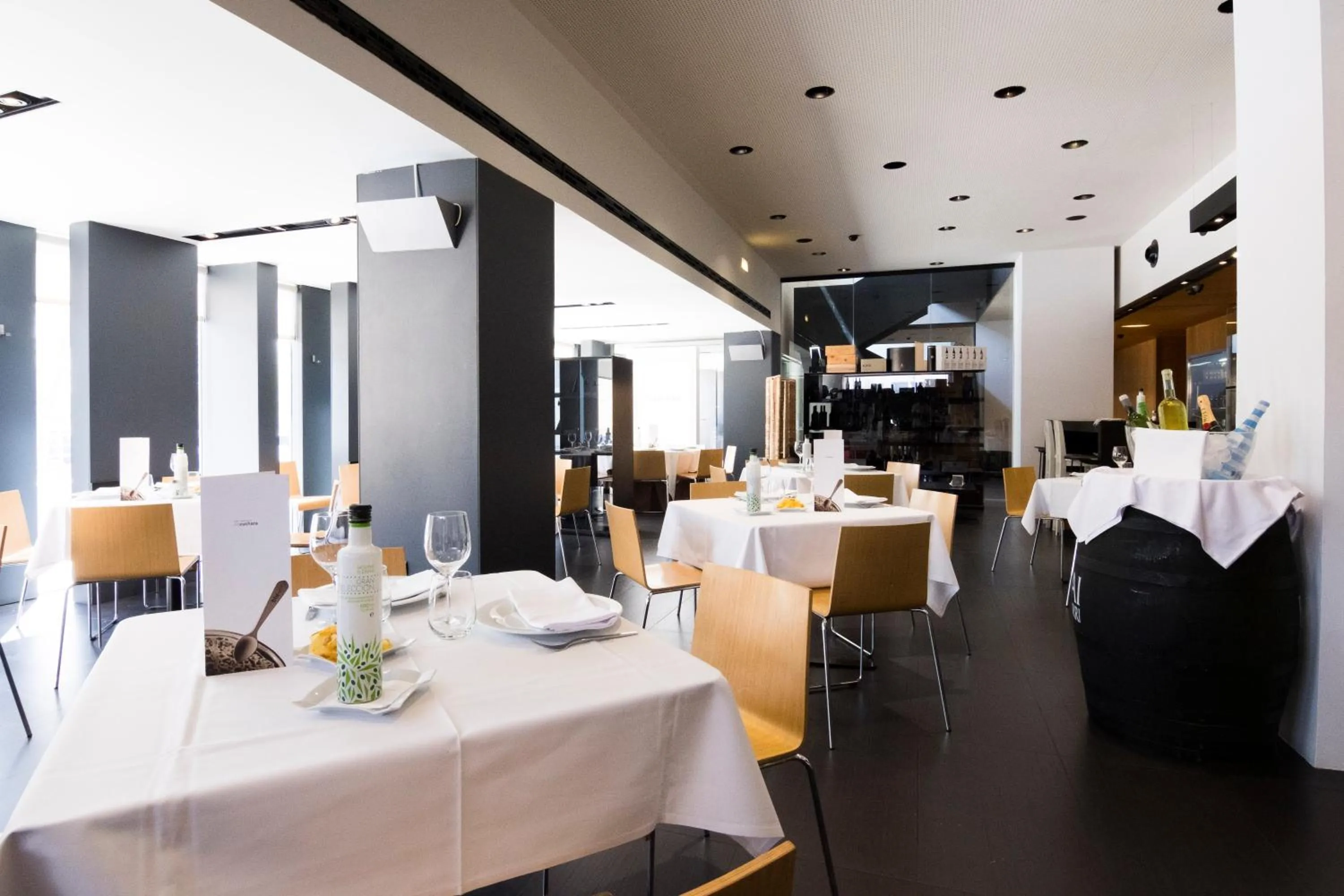 Restaurant/places to eat in Blu Hotel Almansa
