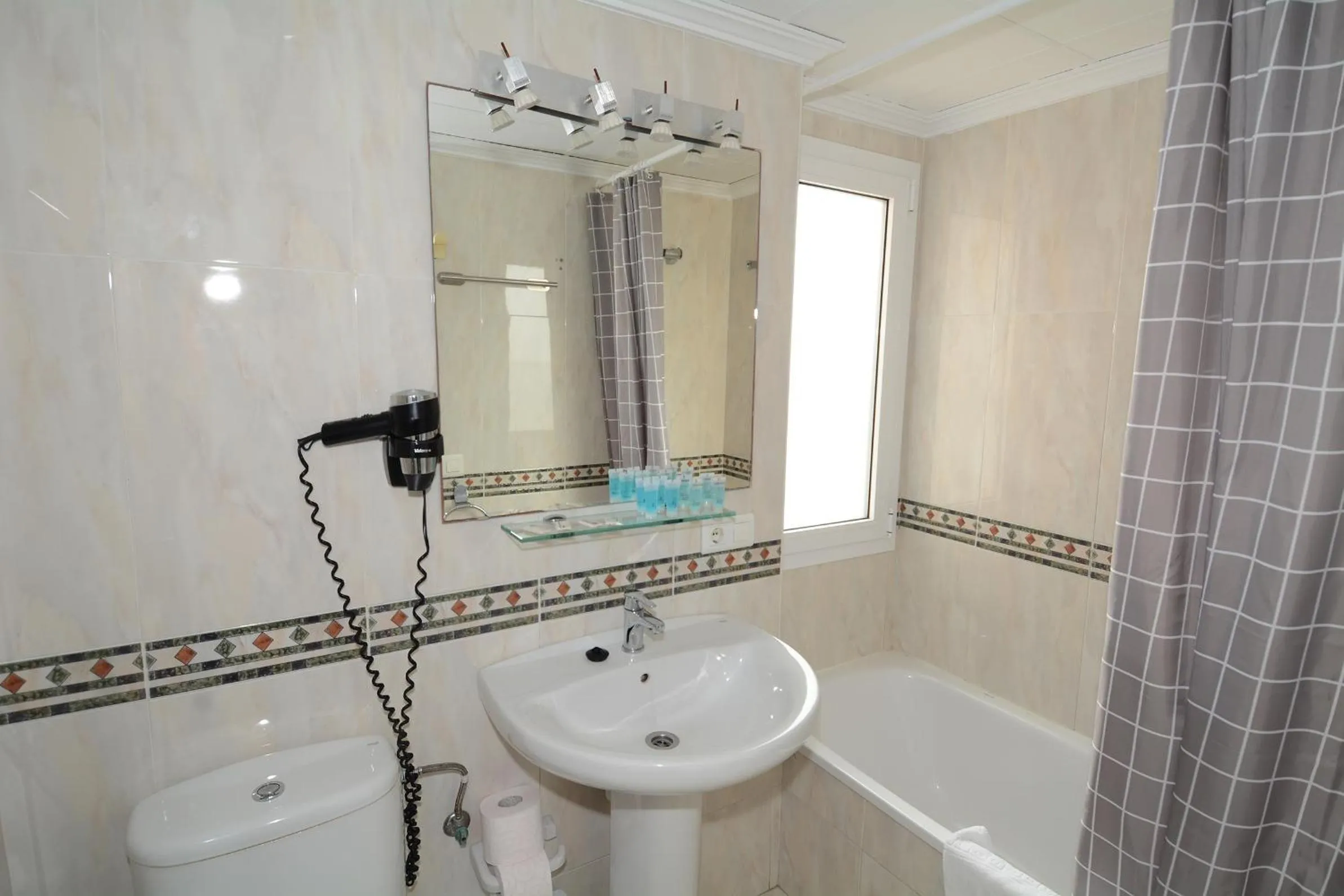 Bathroom in Apartamentos HC Burriana Playa