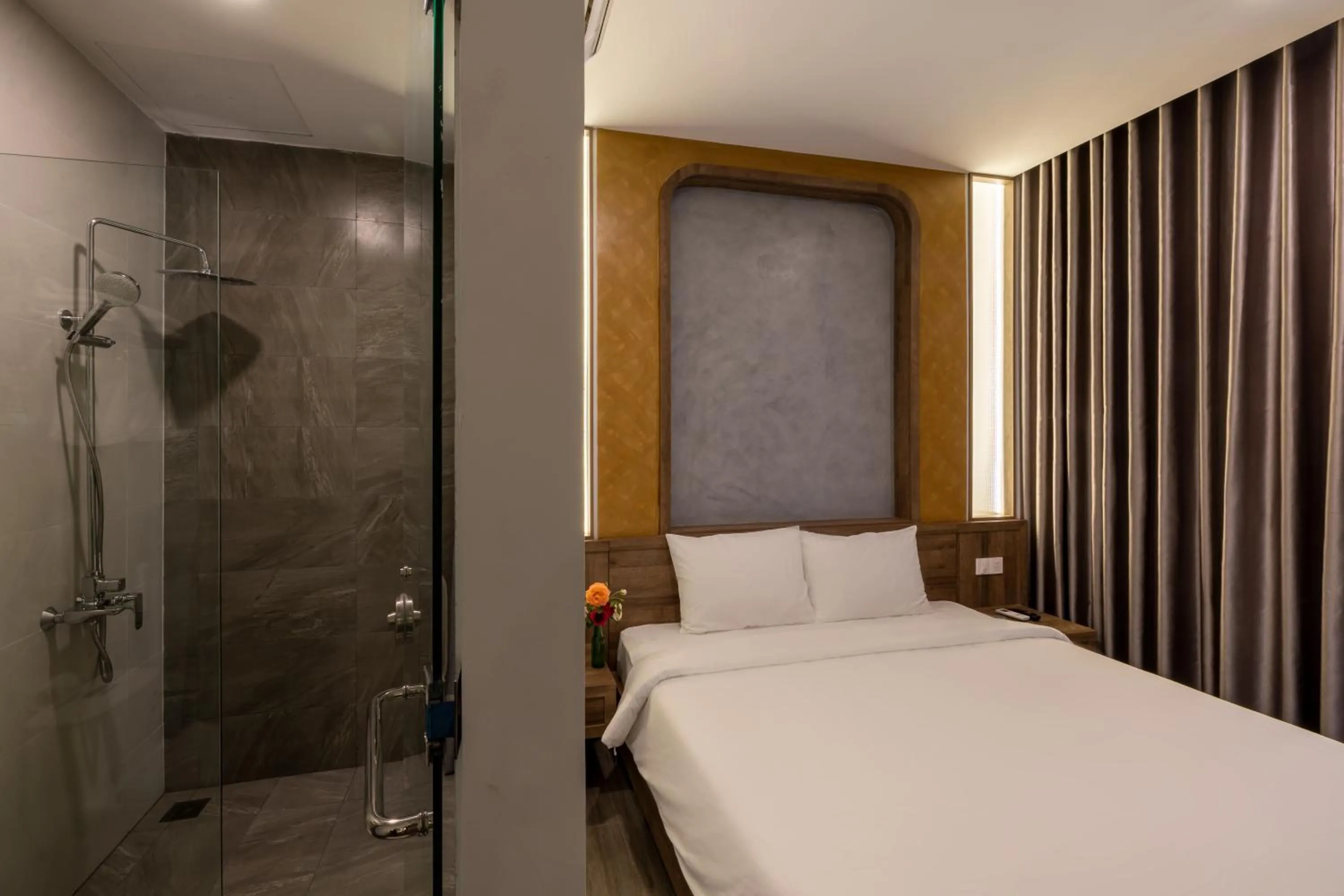 Shower, Bed in Moon Sun Boutique Villa Hotel