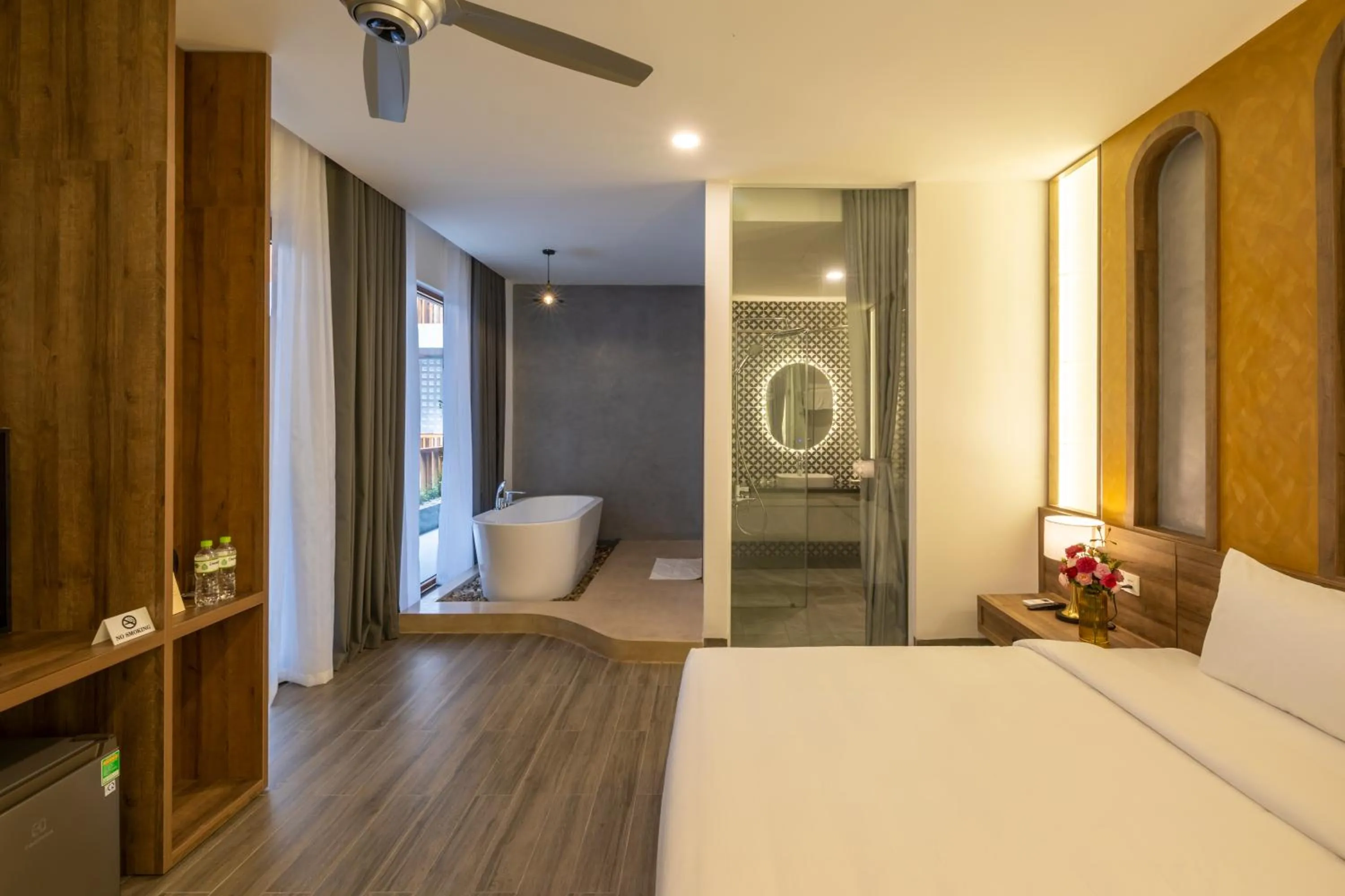 Toilet, Bed in Moon Sun Boutique Villa Hotel