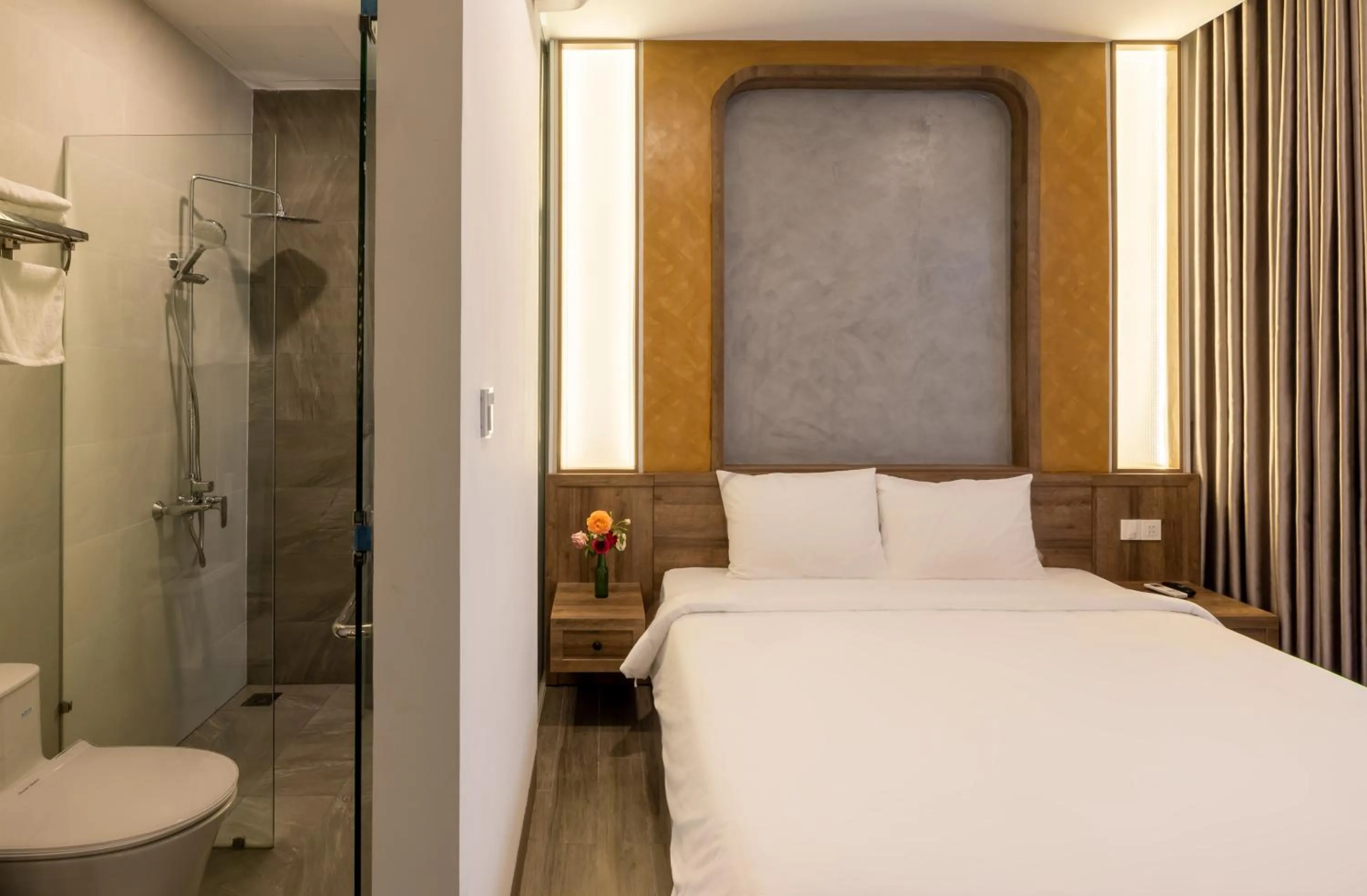 Shower, Bed in Moon Sun Boutique Villa Hotel