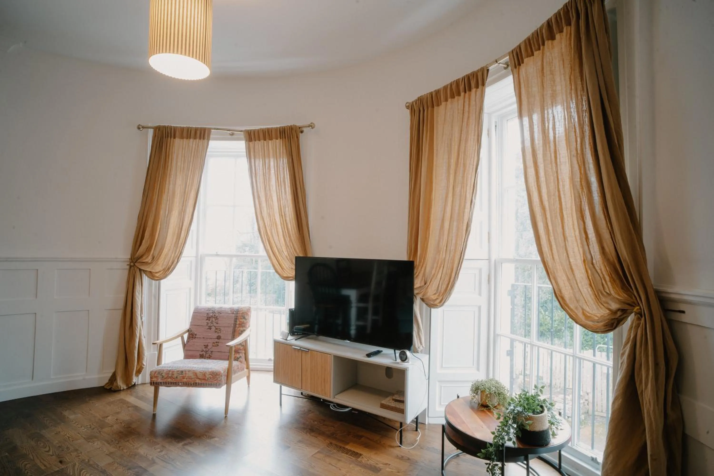 Communal lounge/ TV room in Slateford House 1770 Luxury Aparthotel by The House of Danu