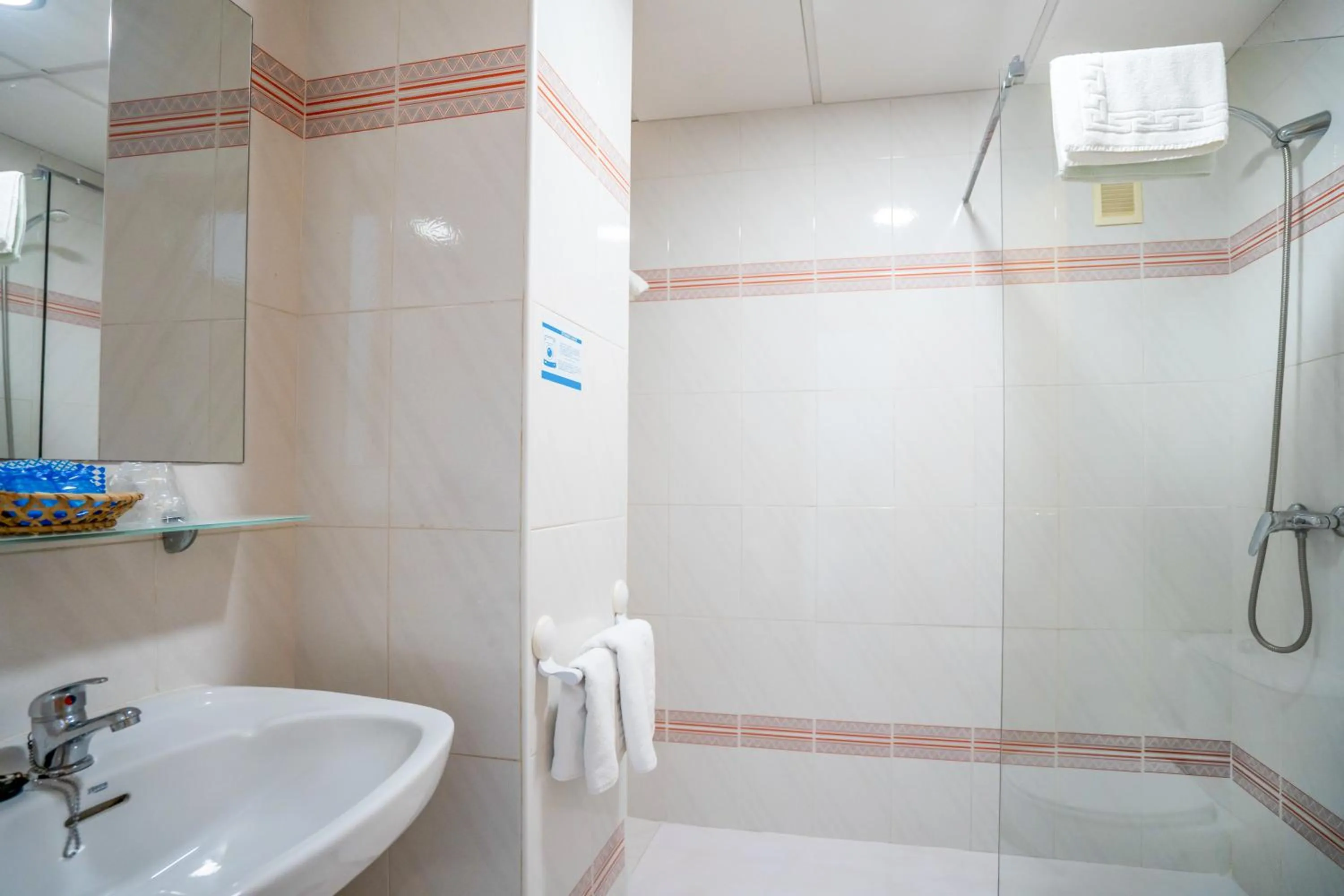 Shower in LOS NAREJOS Hotel