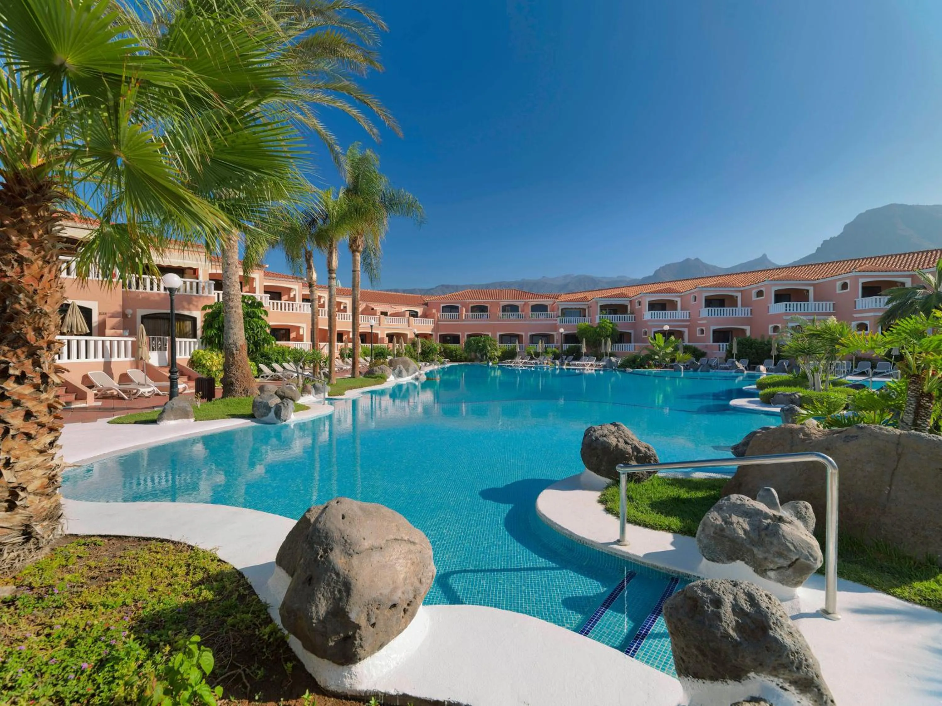 Property building in Sol Sun Beach Apartamentos