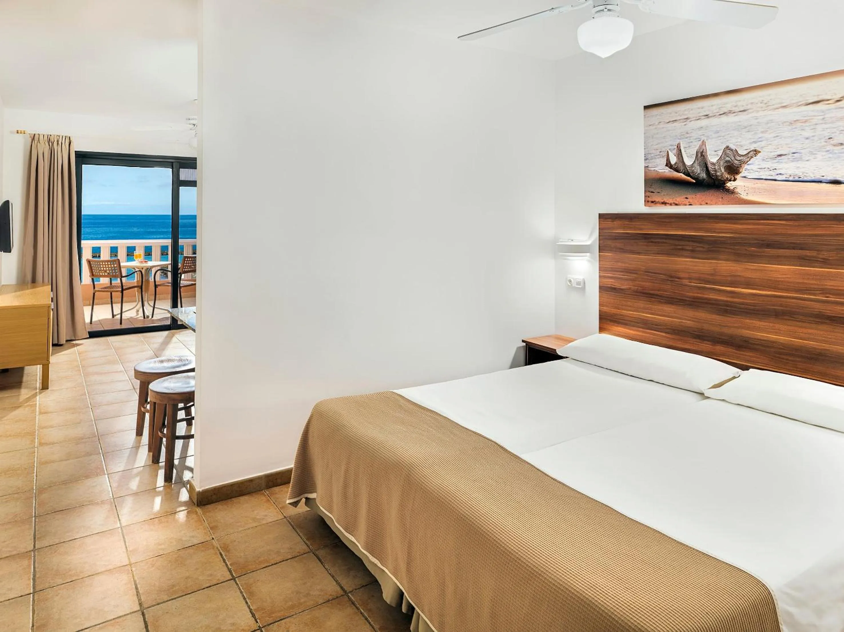 Property building, Bed in Sol Sun Beach Apartamentos