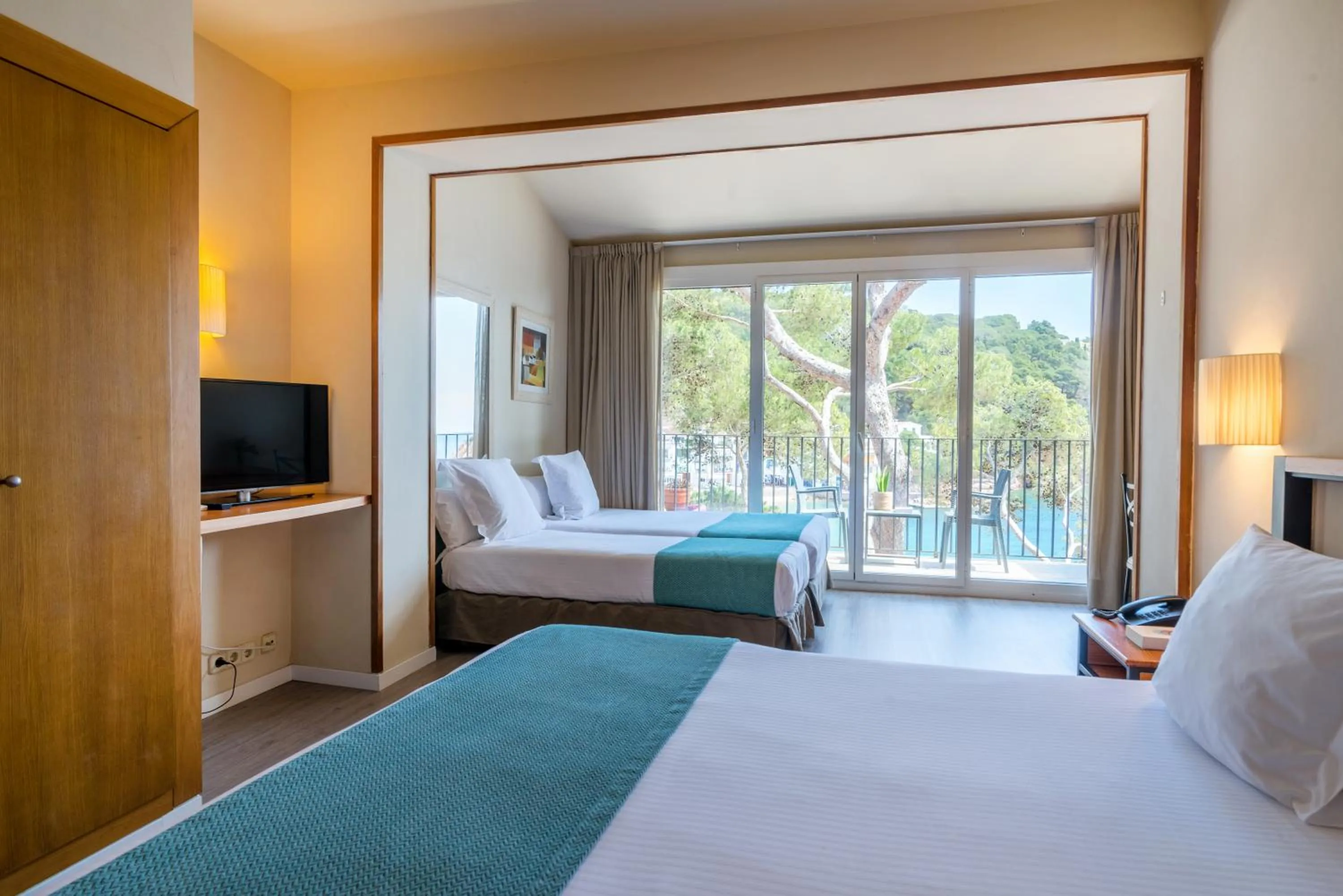 Photo of the whole room, Bed in Hotel Hostalillo by Escampa Hotels