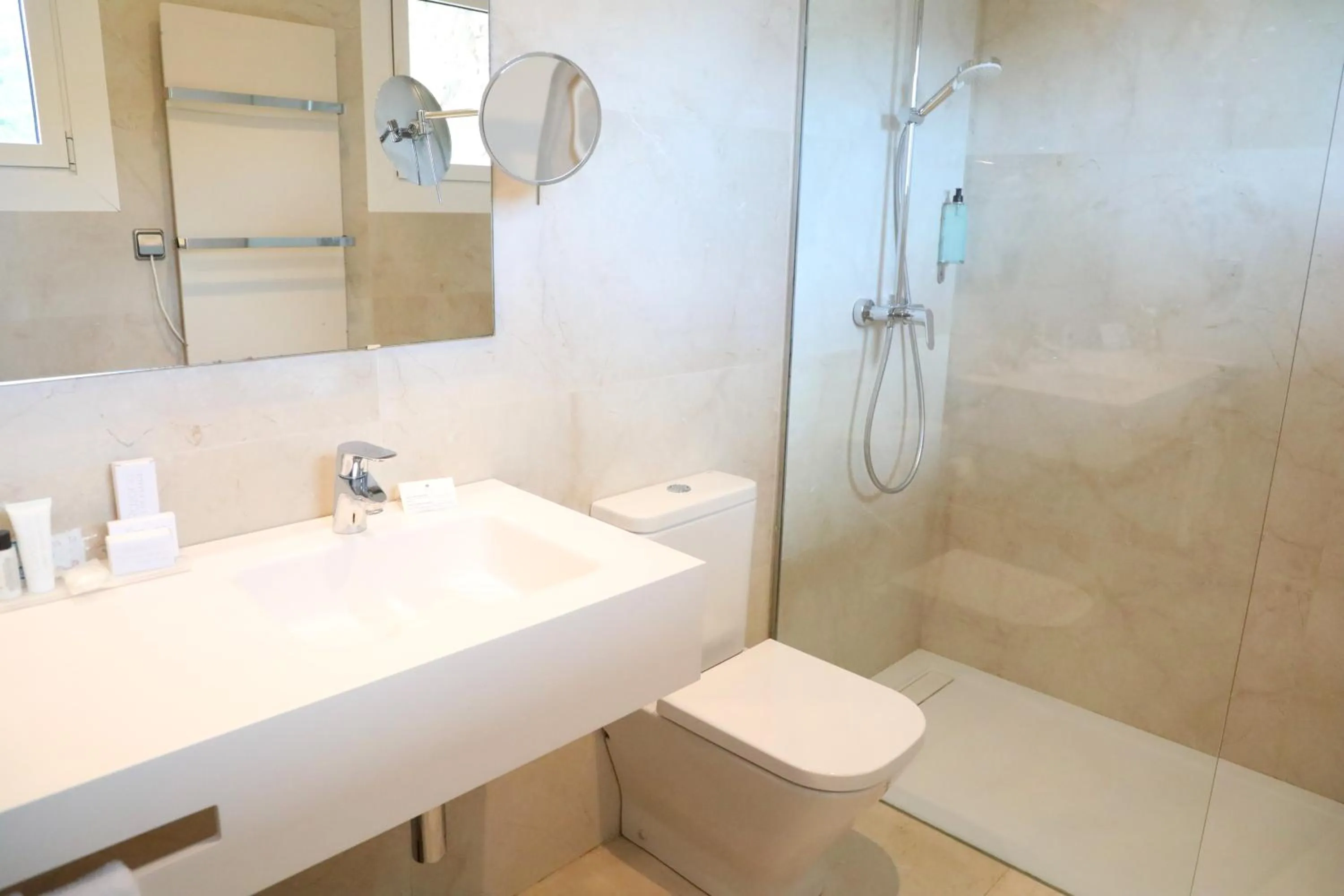 Shower in Hotel Hostalillo by Escampa Hotels