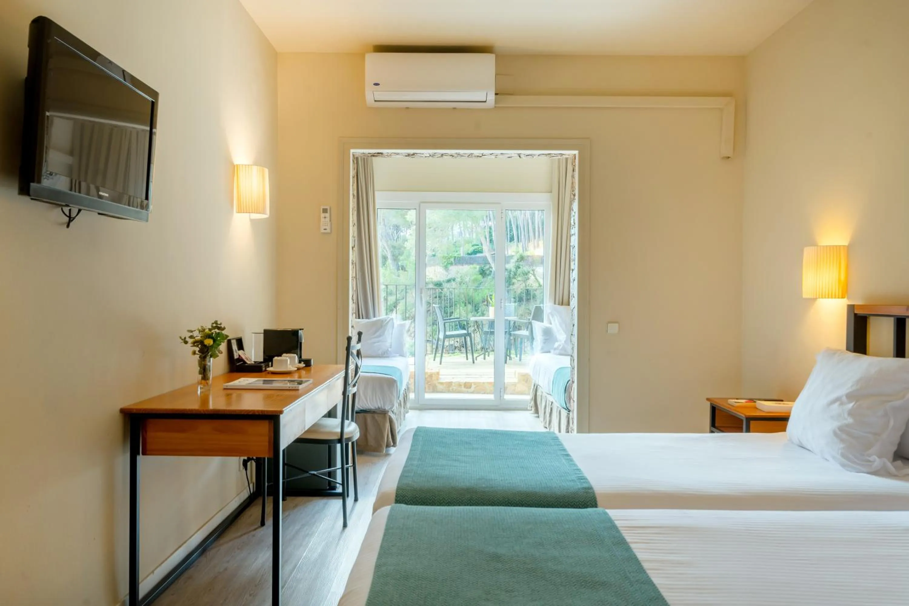 Photo of the whole room, Bed in Hotel Hostalillo by Escampa Hotels