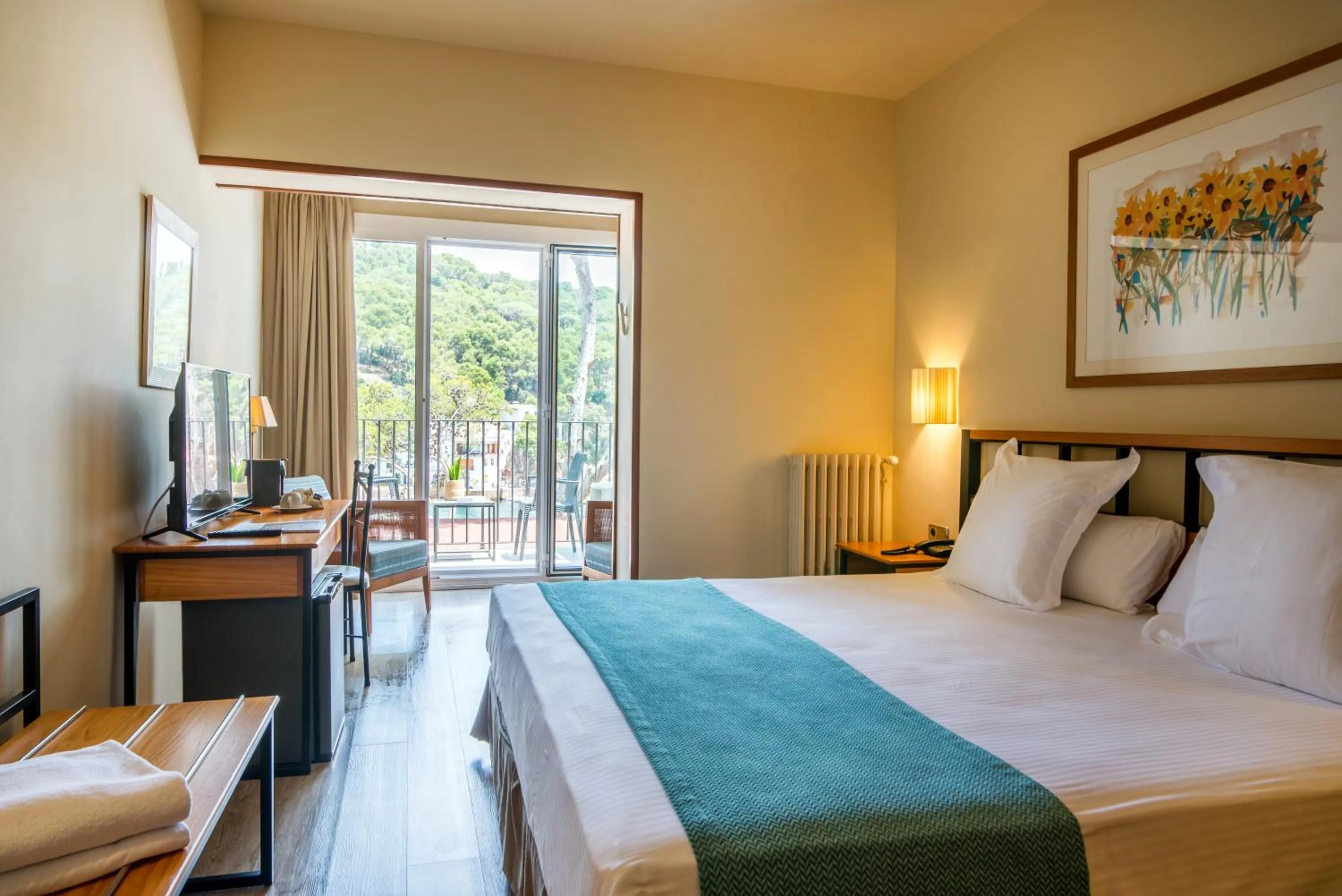 Photo of the whole room, Bed in Hotel Hostalillo by Escampa Hotels