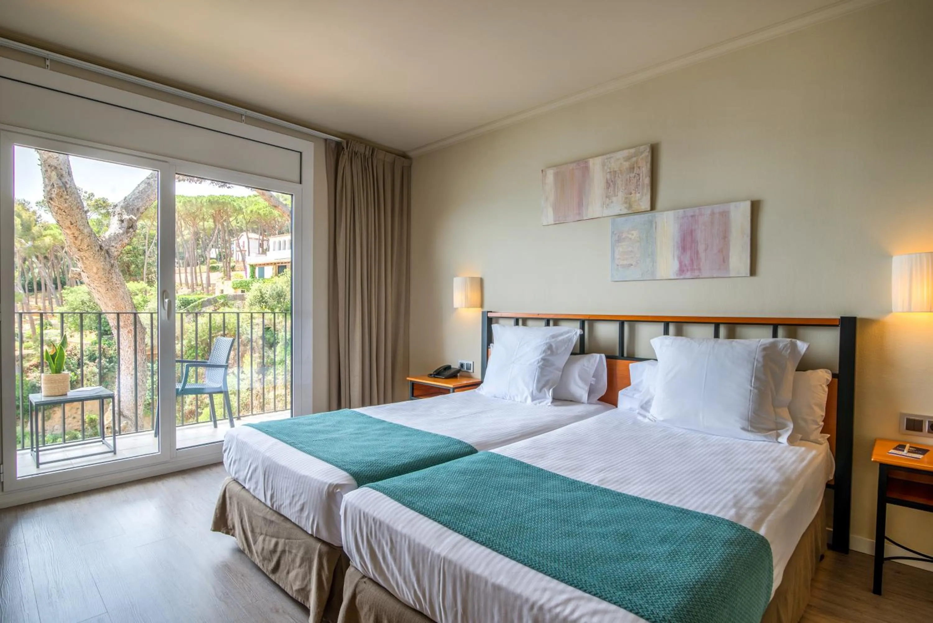 Balcony/Terrace, Bed in Hotel Hostalillo by Escampa Hotels