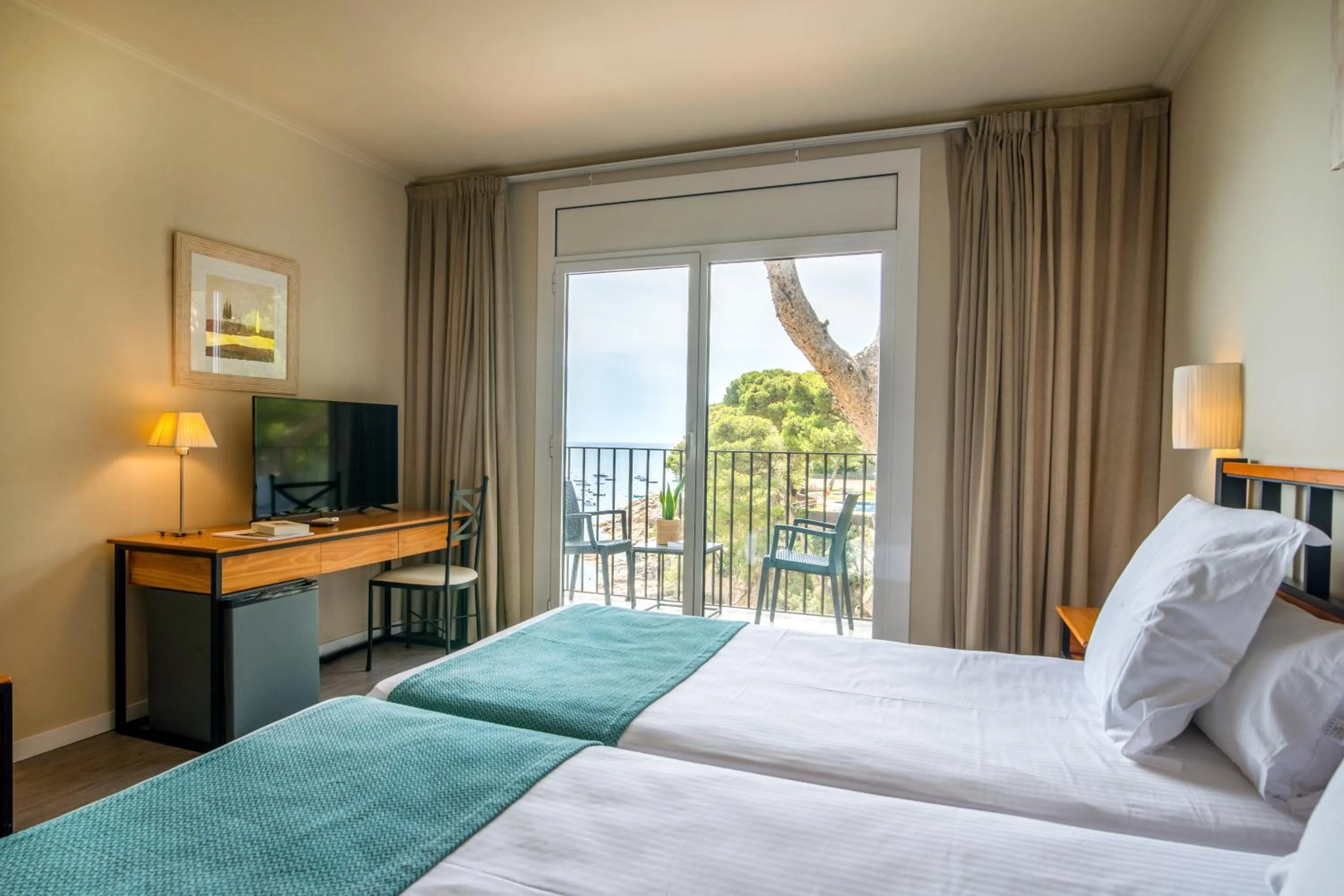 Balcony/Terrace, Bed in Hotel Hostalillo by Escampa Hotels