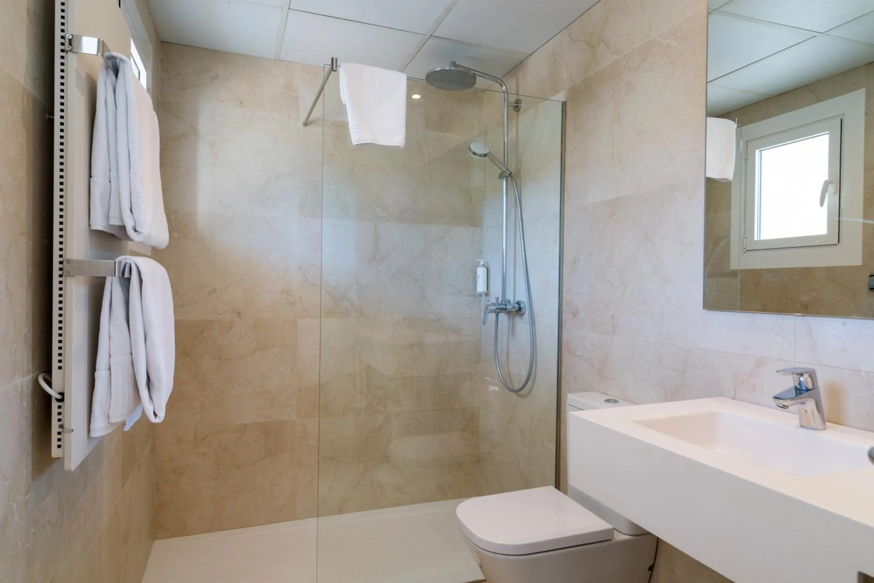 Shower in Hotel Hostalillo by Escampa Hotels