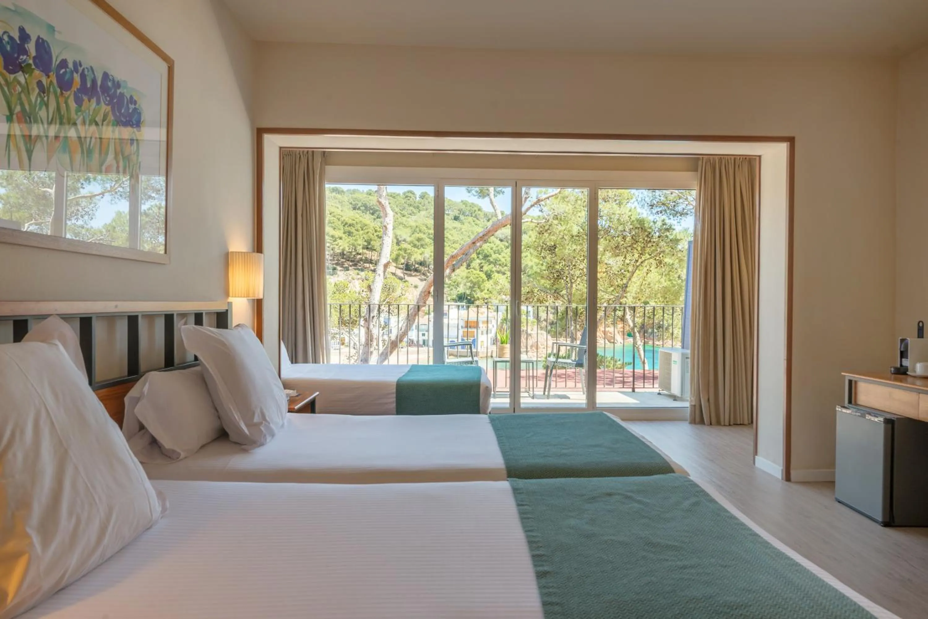 Balcony/Terrace, Bed in Hotel Hostalillo by Escampa Hotels