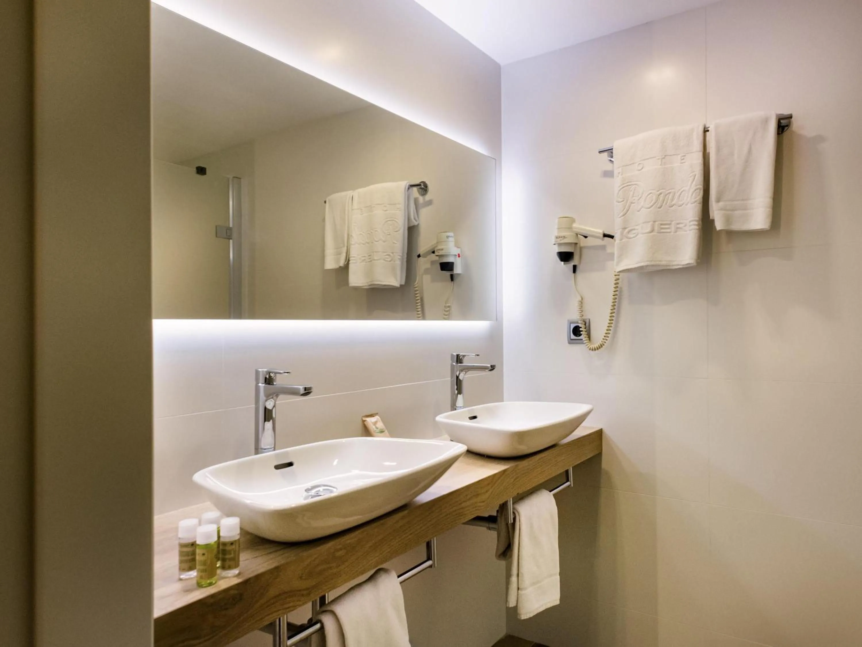 Bedroom in Ibis Styles Figueres Ronda