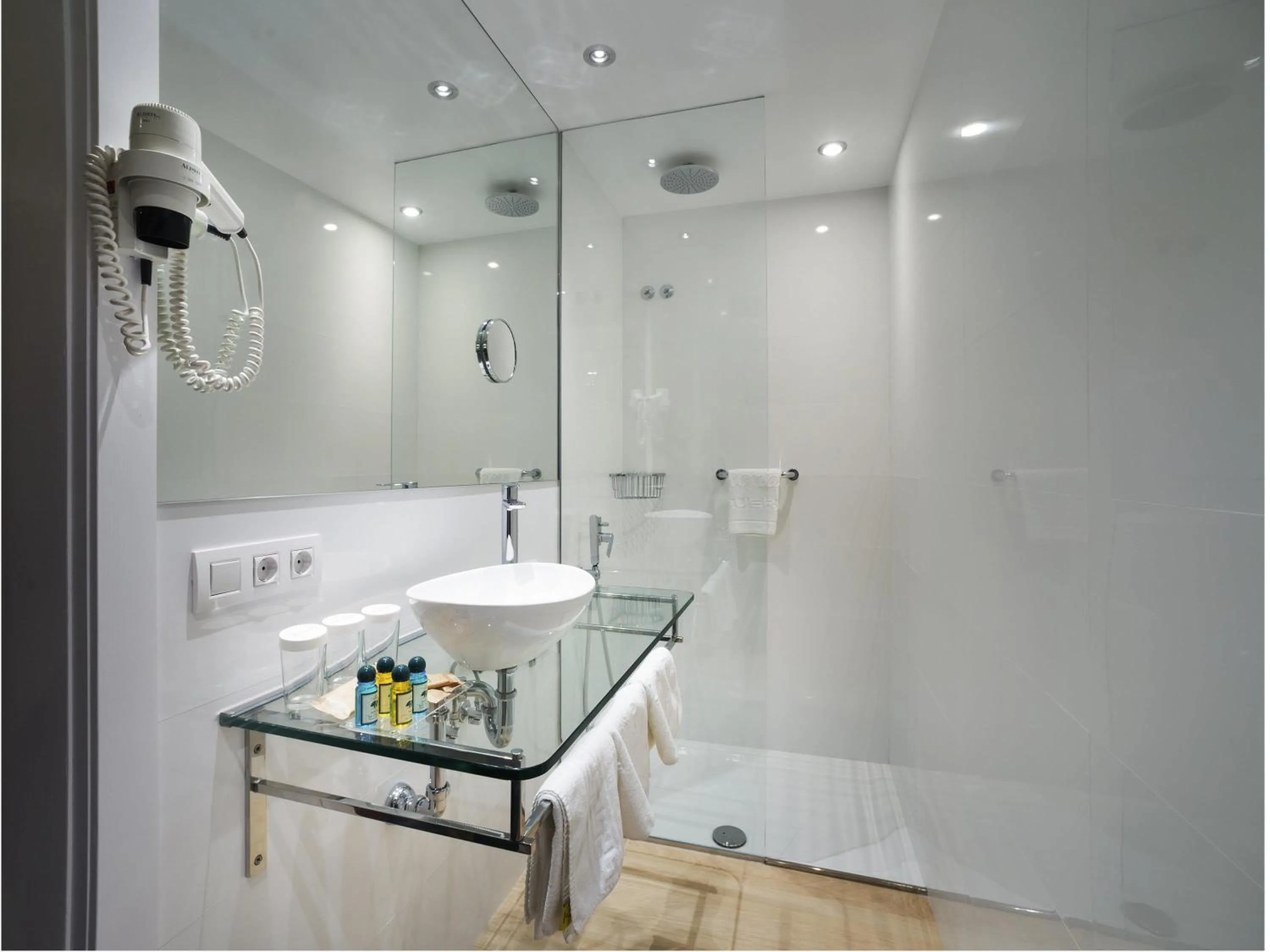 Bedroom in Ibis Styles Figueres Ronda