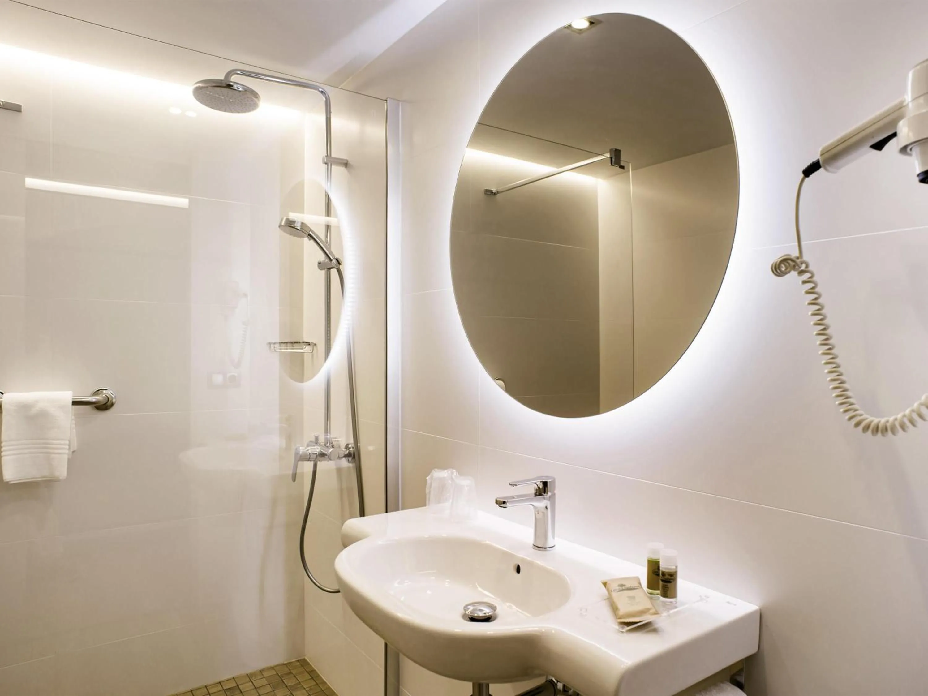 Bedroom in Ibis Styles Figueres Ronda