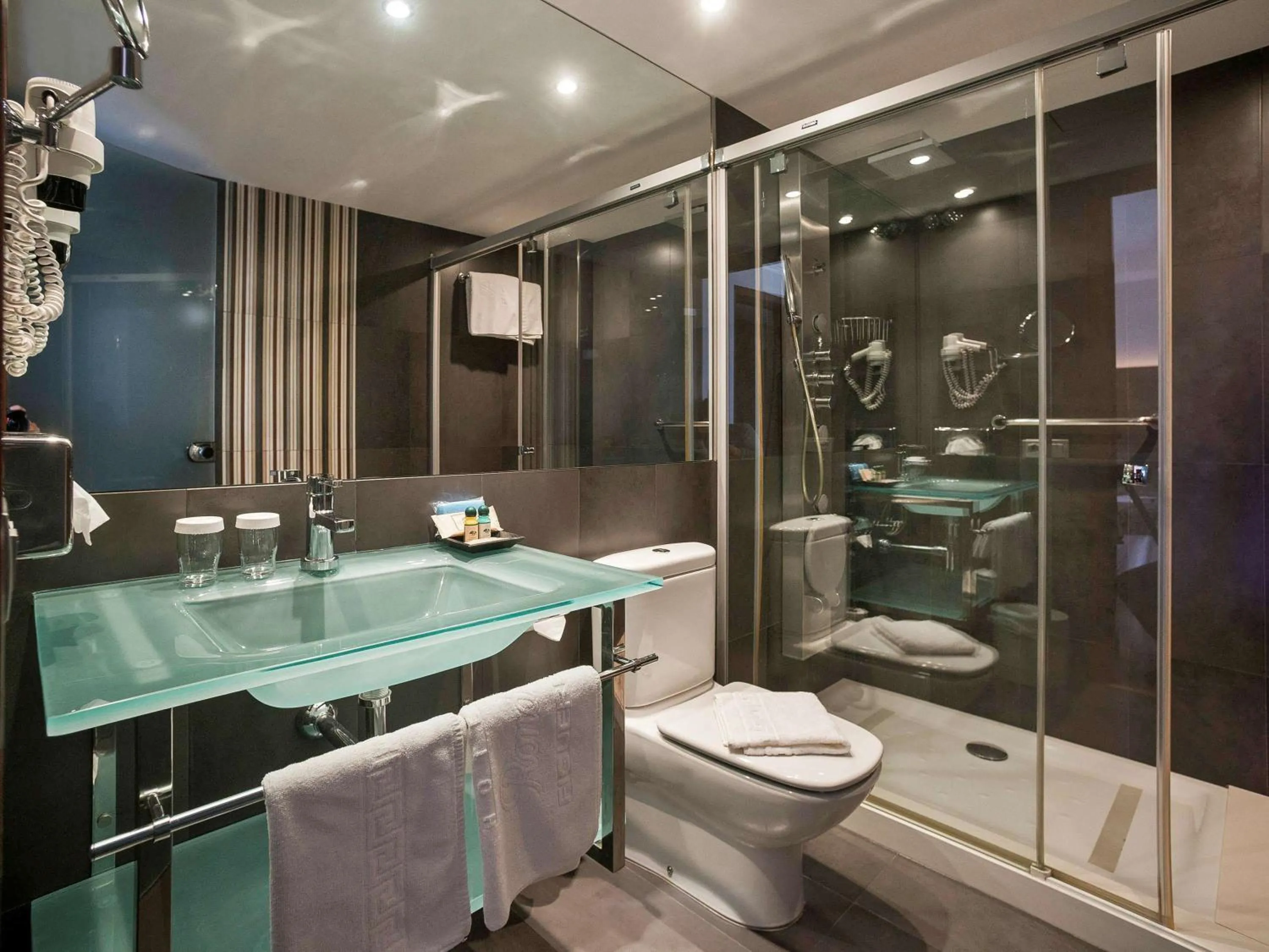 Photo of the whole room in Ibis Styles Figueres Ronda