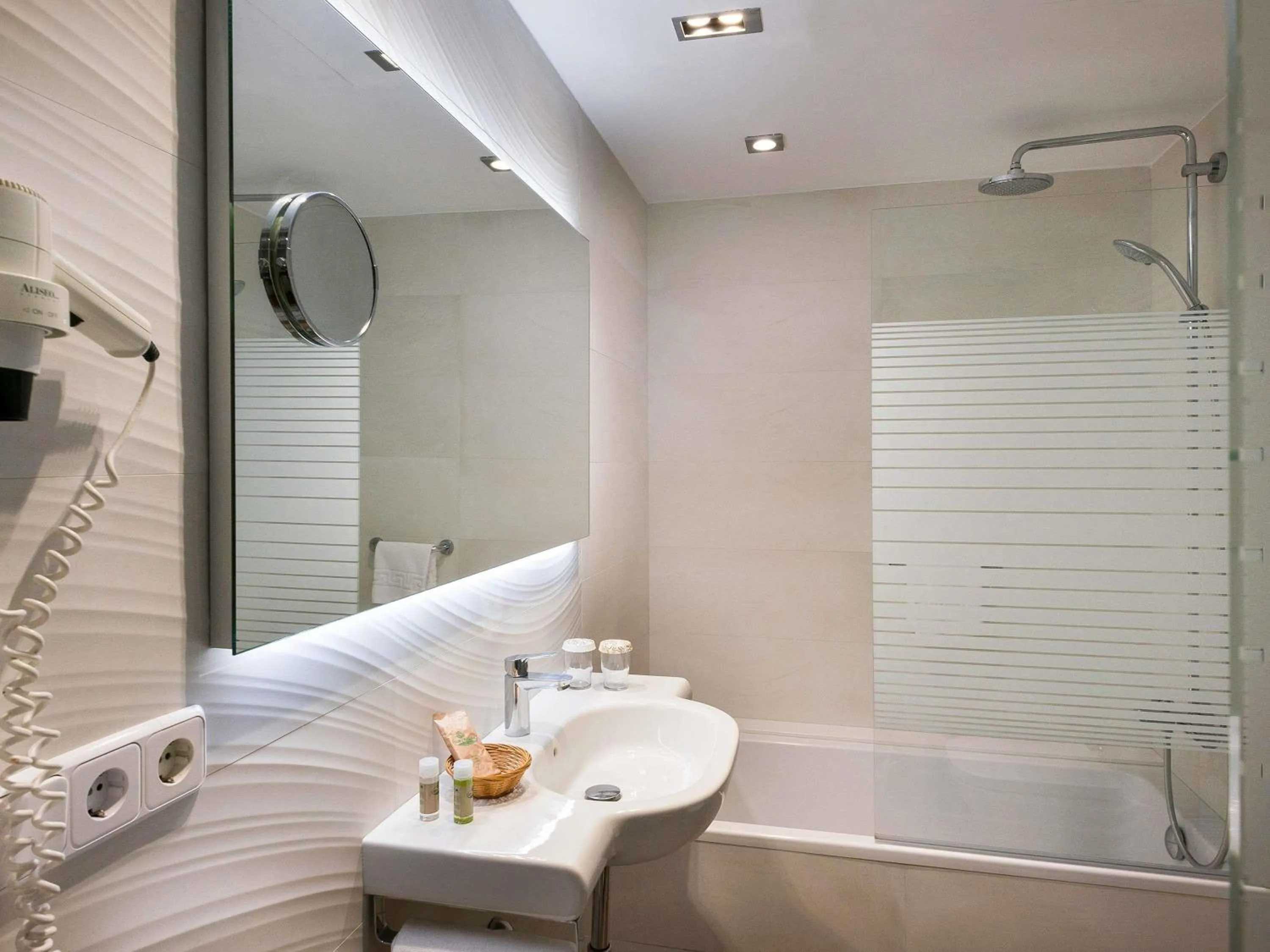 Bedroom in Ibis Styles Figueres Ronda