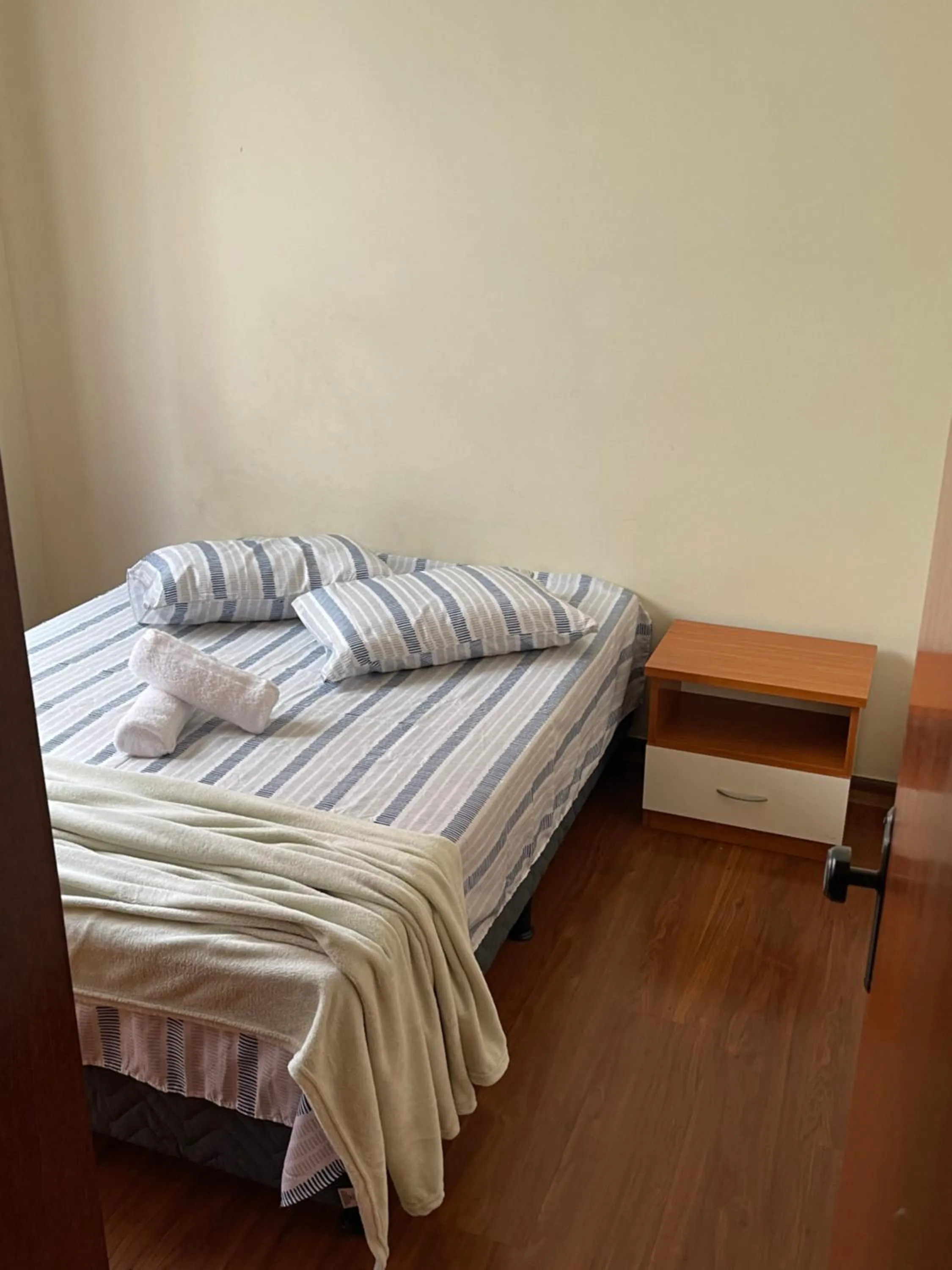 Bedroom, Bed in Apto 2 quarto completo com vaga centro contagem