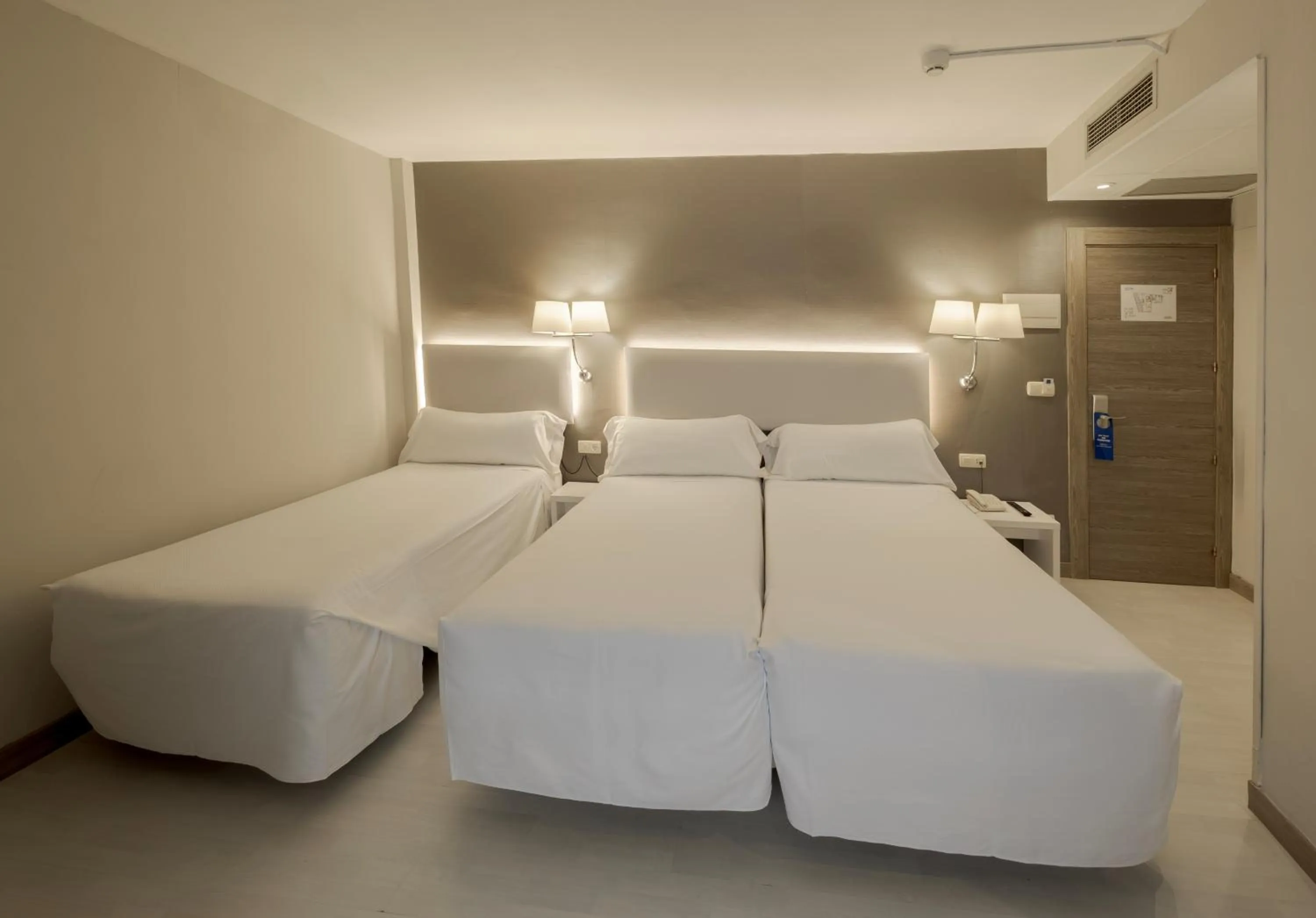 Property building, Bed in Hotel Bilbi