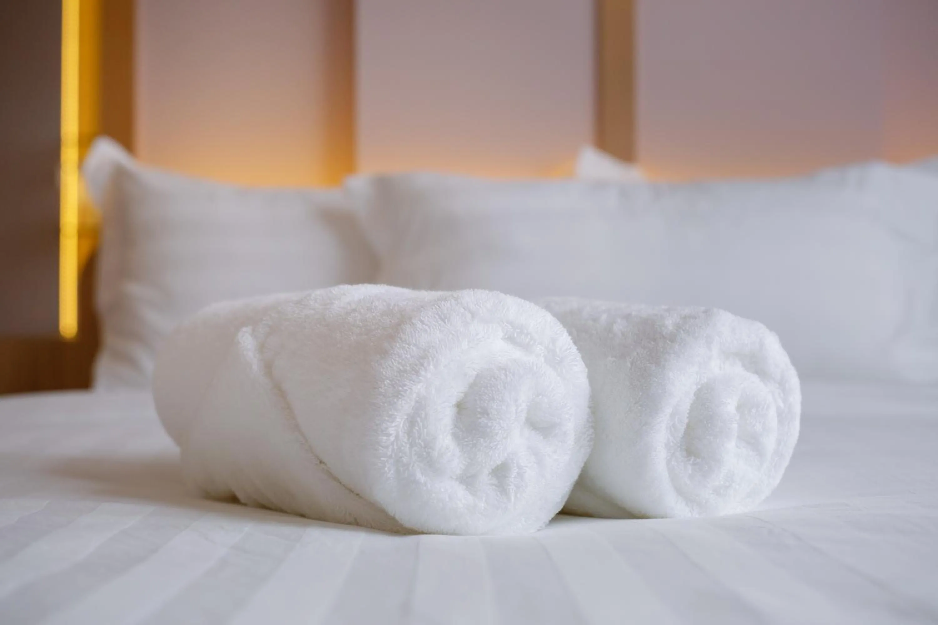 towels, Bed in Wellesley Hotel