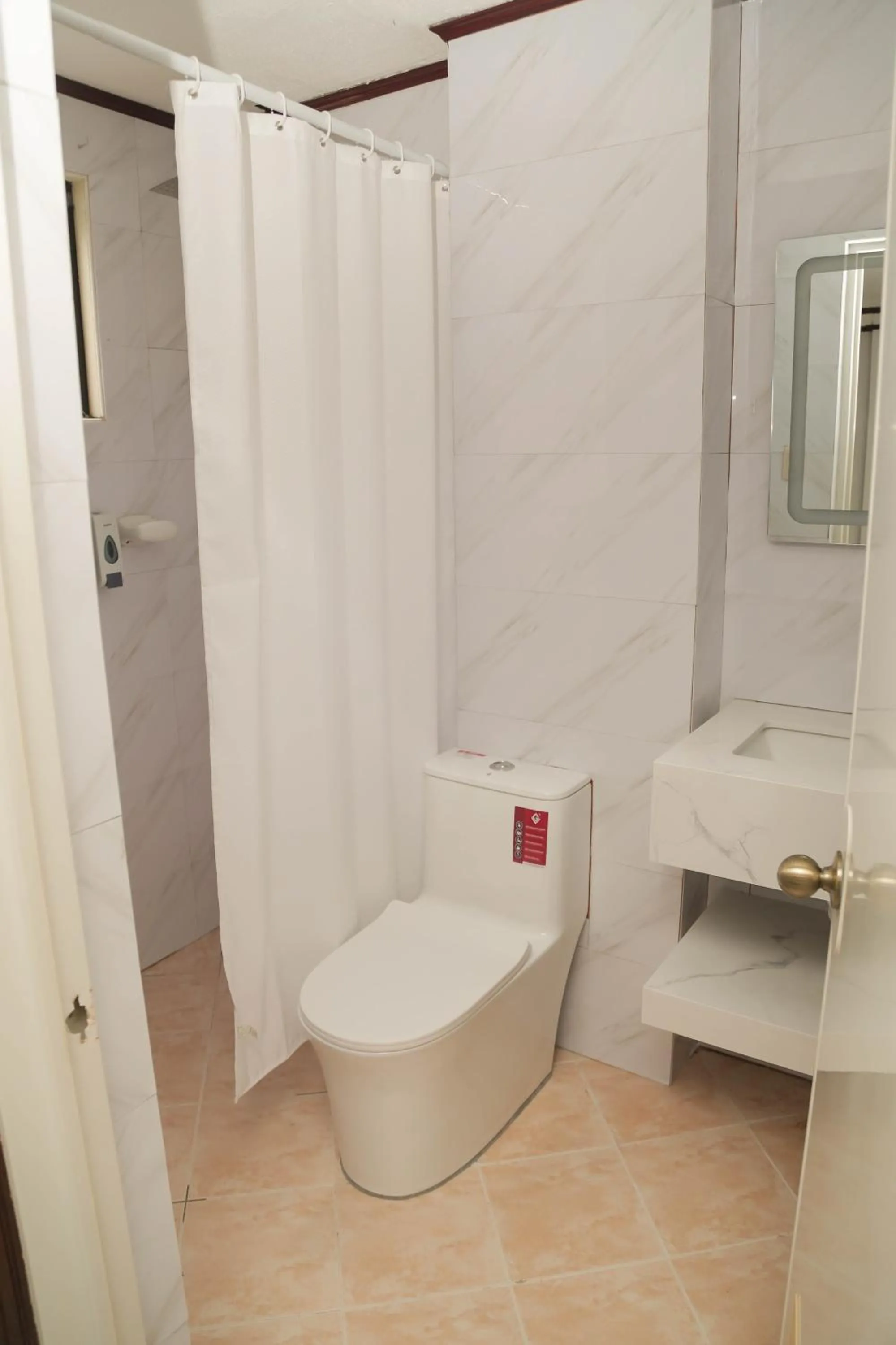 Toilet in Bohol Plaza Mountain Resort and Restaurant