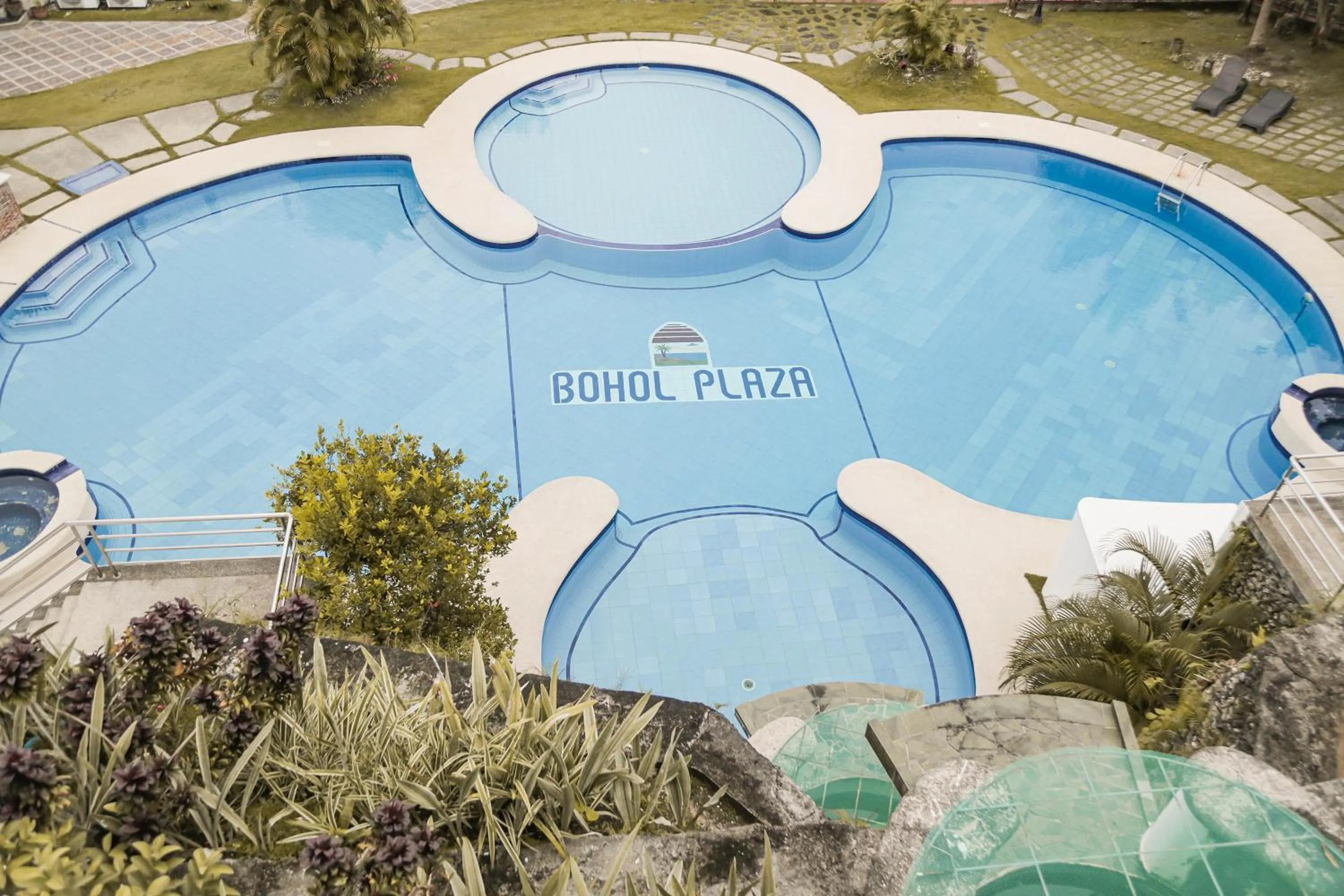 Swimming pool in Bohol Plaza Mountain Resort and Restaurant