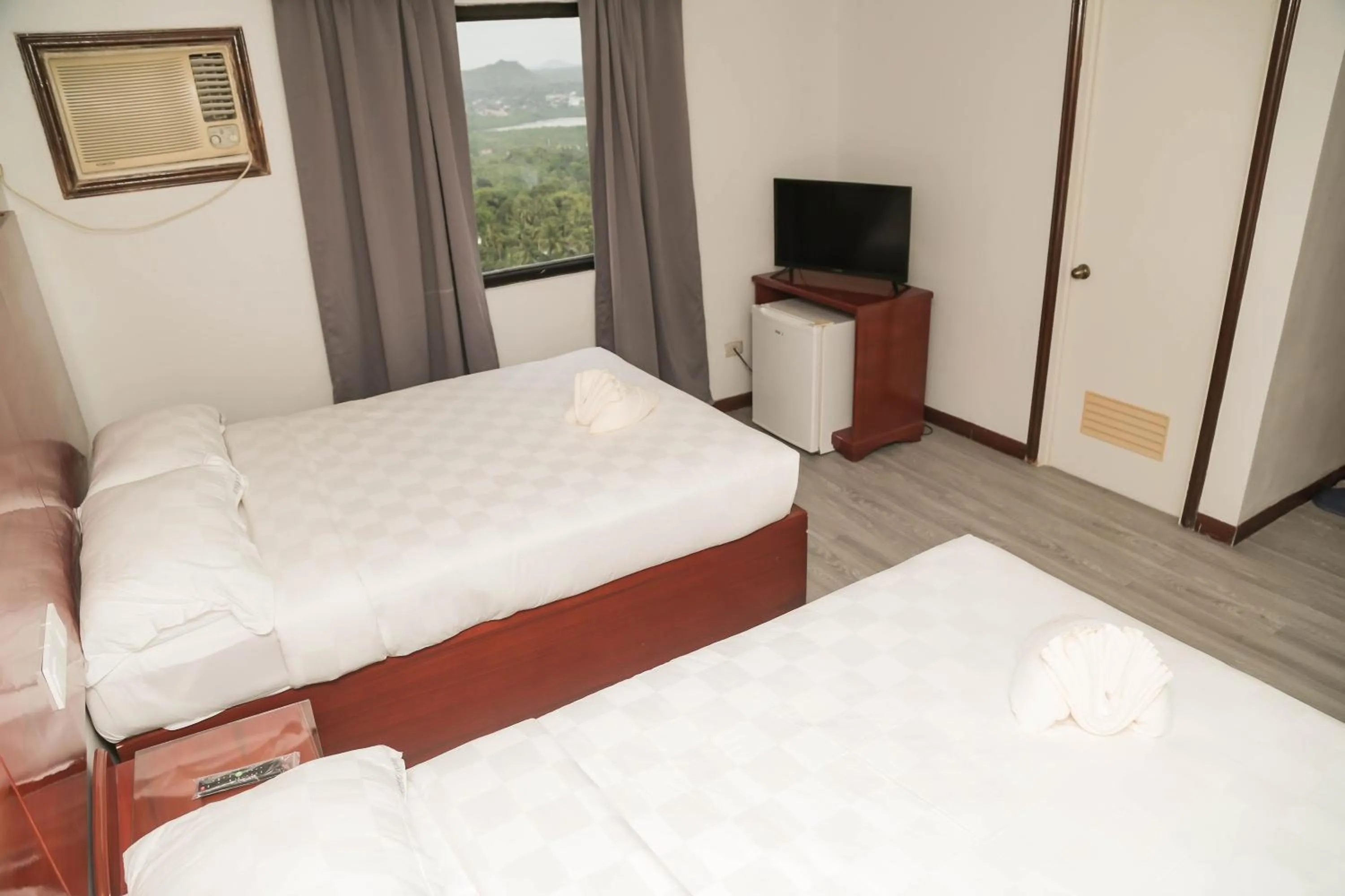 Bed in Bohol Plaza Mountain Resort and Restaurant