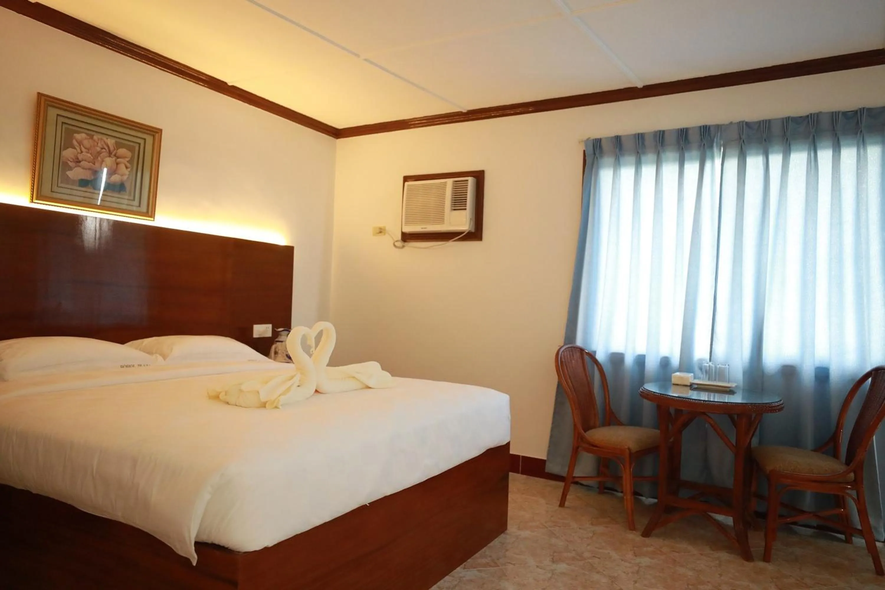 Bed in Bohol Plaza Mountain Resort and Restaurant