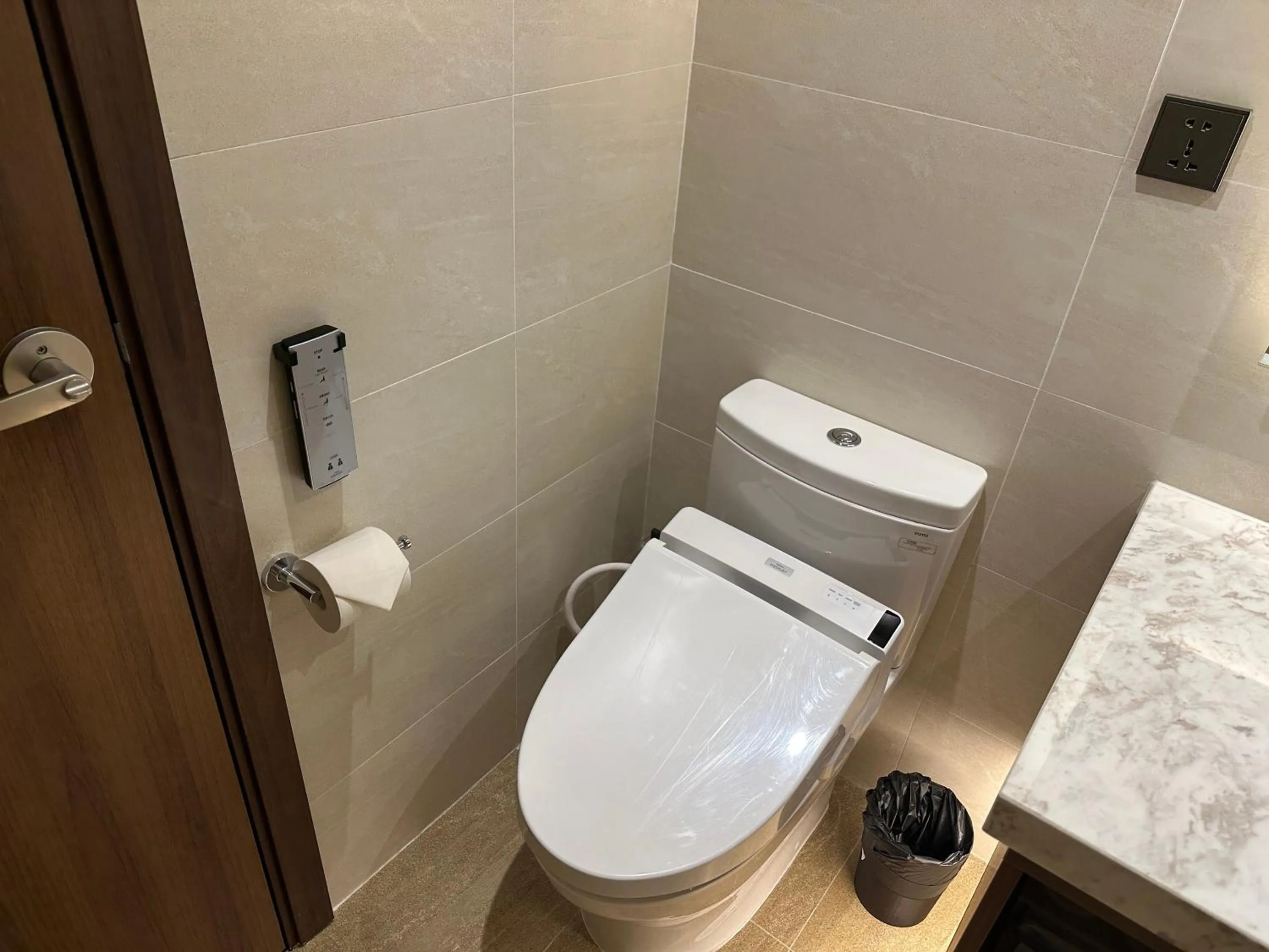 Toilet in Hotel Yah Hanoi & Spa