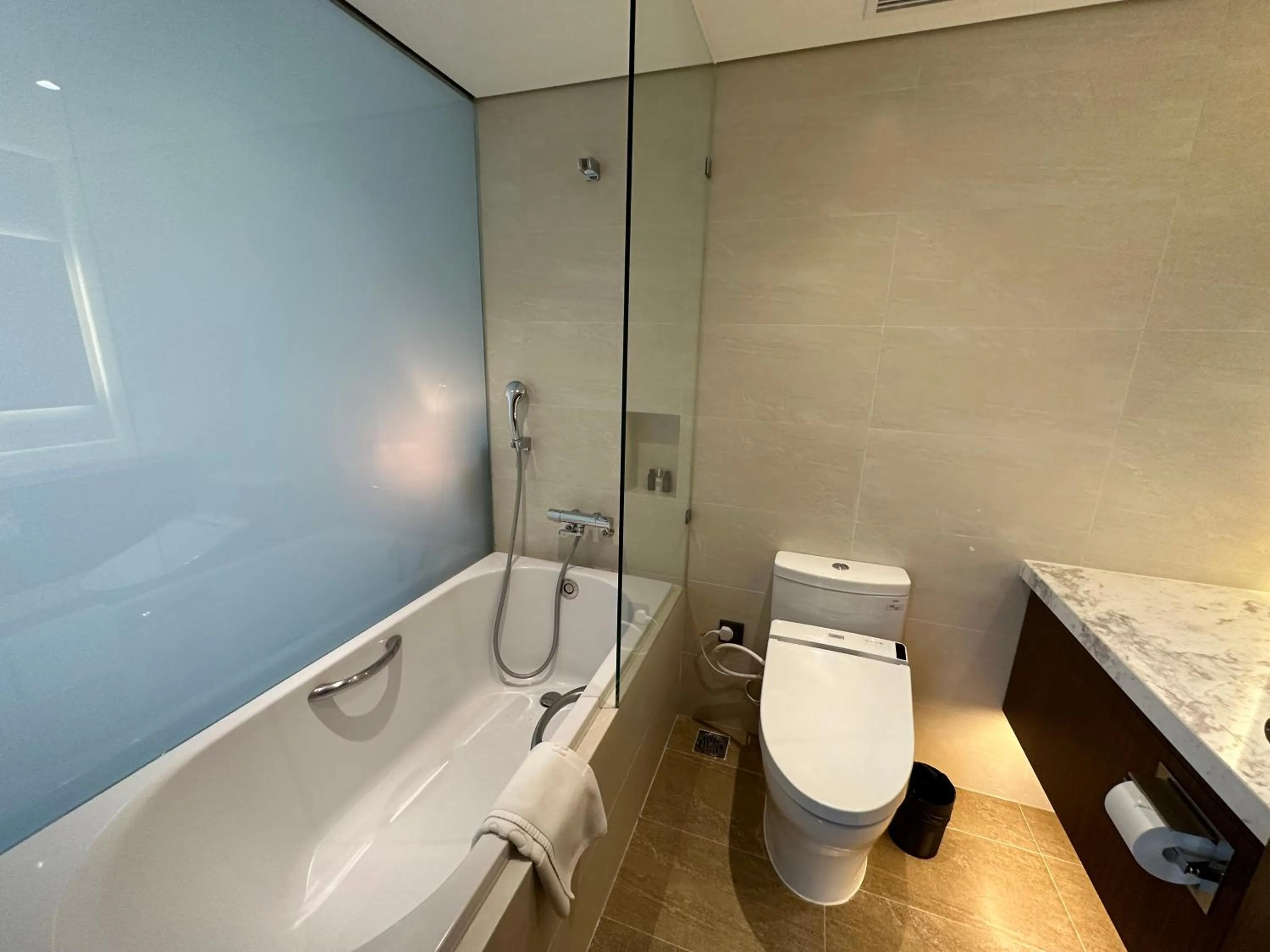 Toilet in Hotel Yah Hanoi & Spa