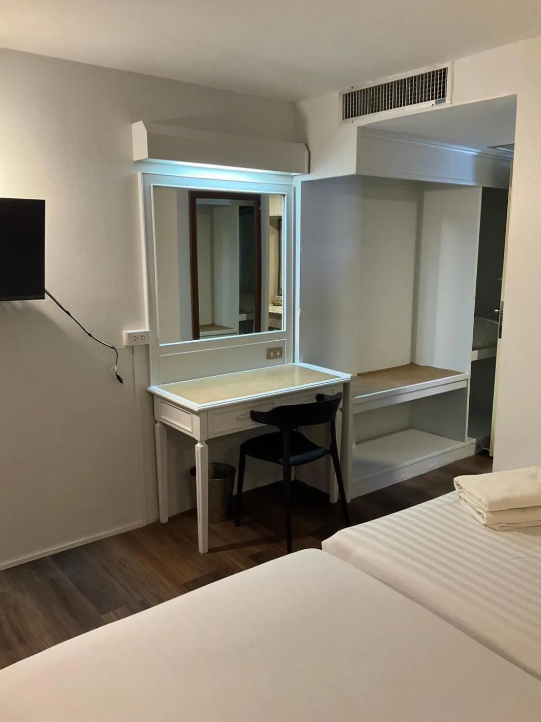 hair dresser, Bed in INTERTOWER HOTEL (SHA)