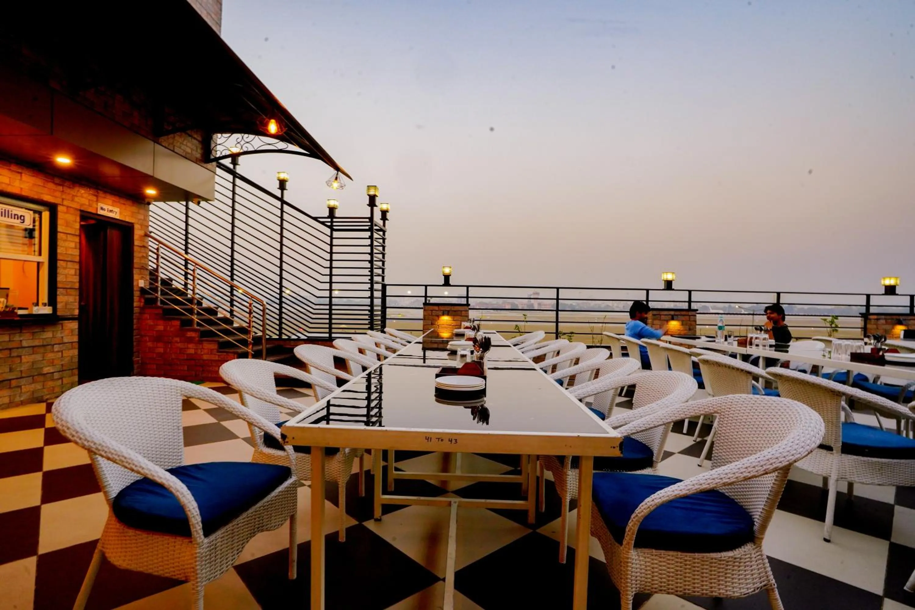 Restaurant/places to eat in Hotel Cheelgadi