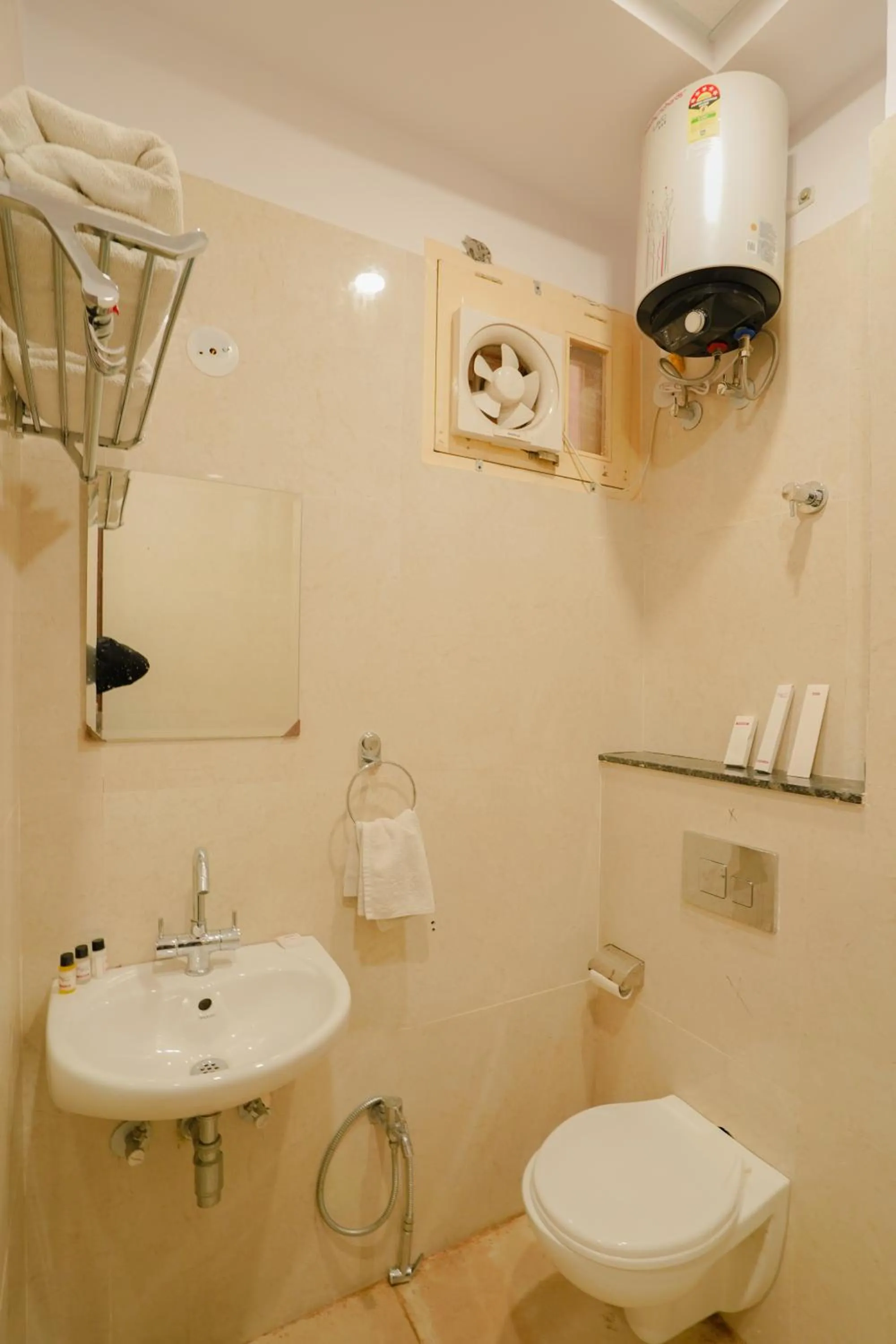 Toilet in Hotel Cheelgadi