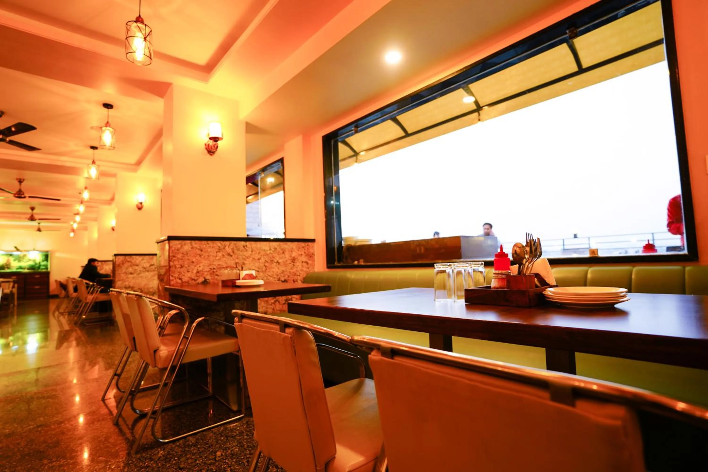 Restaurant/places to eat in Hotel Cheelgadi