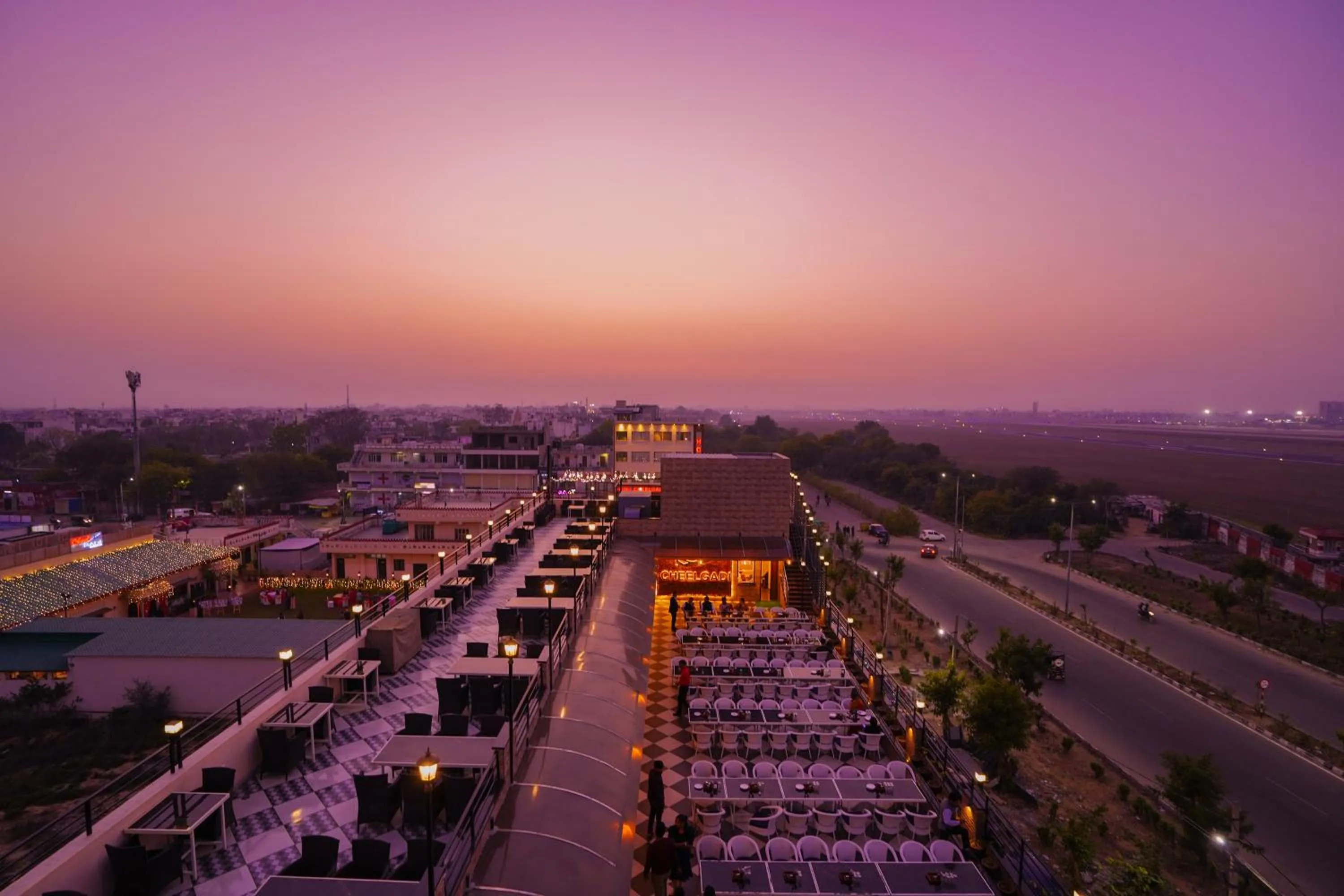 Restaurant/places to eat in Hotel Cheelgadi