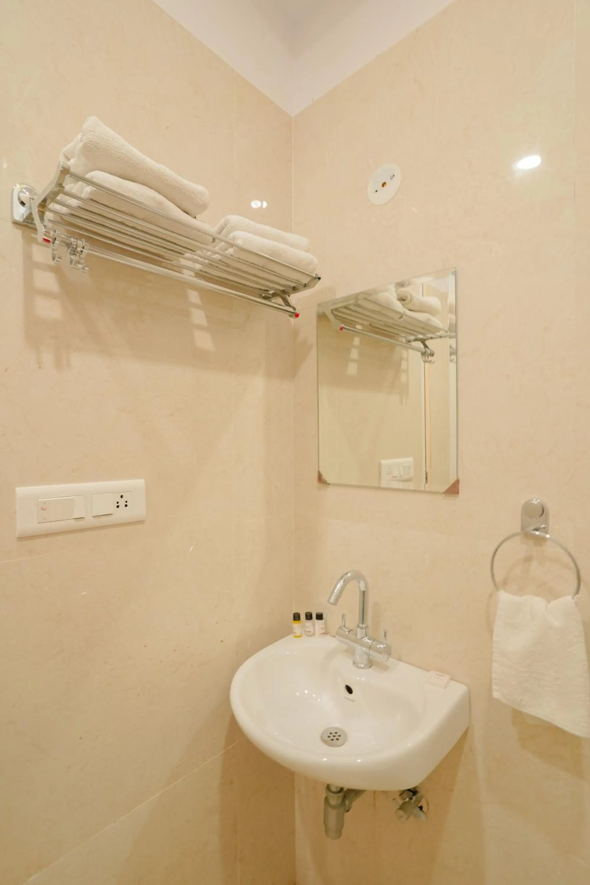 Shower in Hotel Cheelgadi