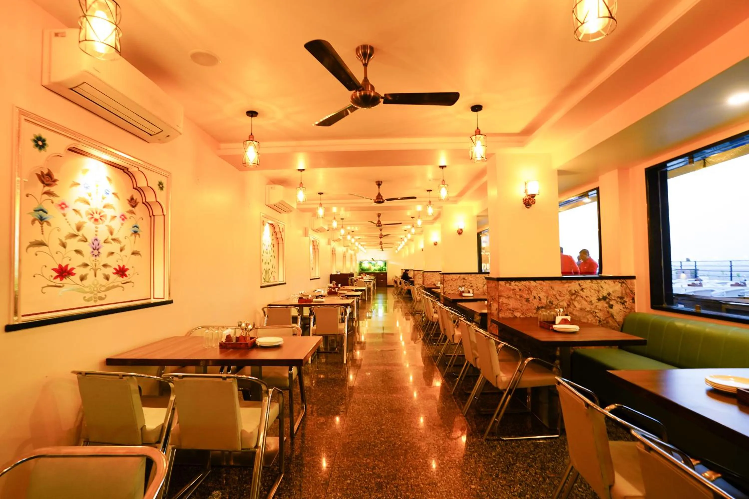 Restaurant/places to eat in Hotel Cheelgadi